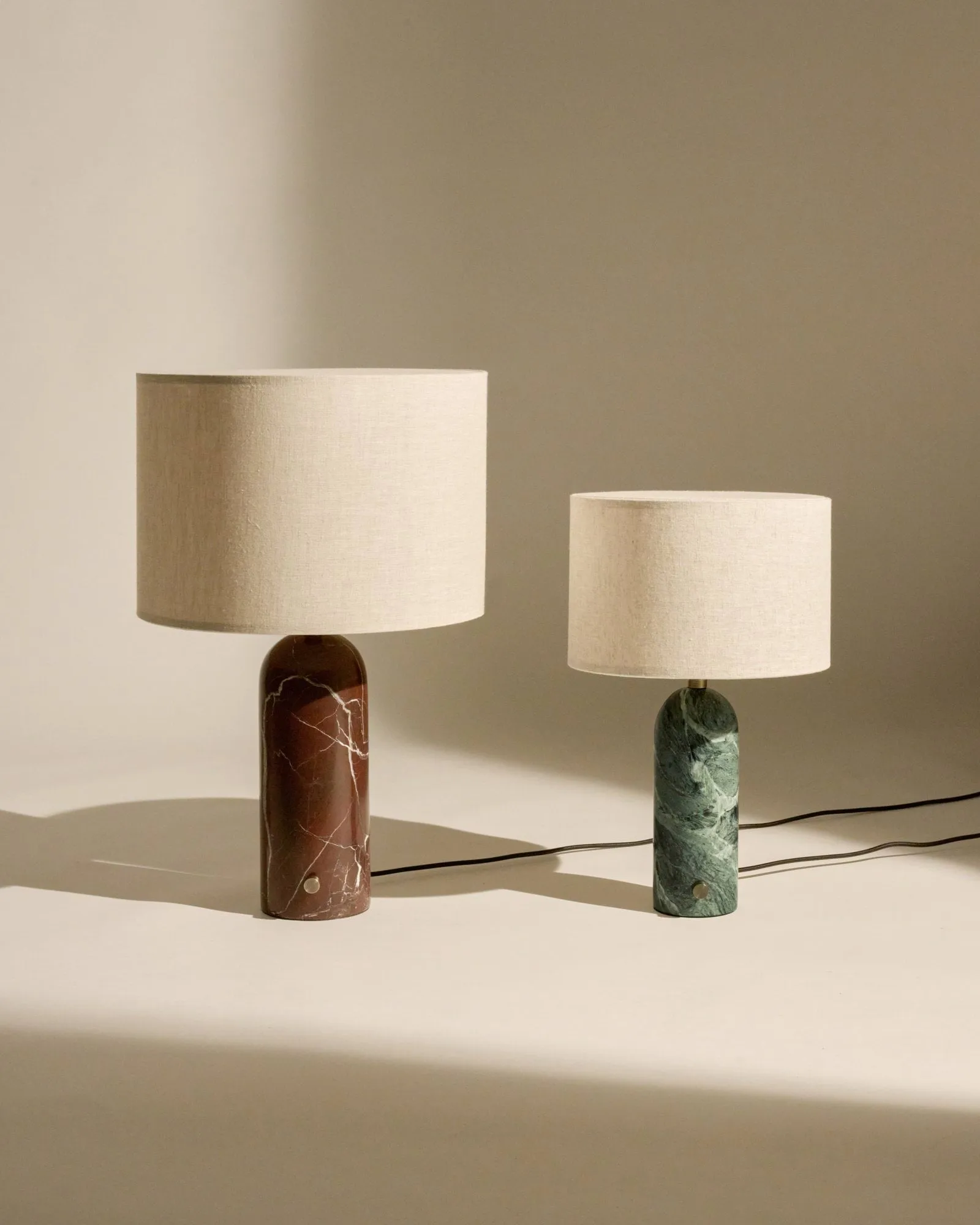Gravity L bordslampa, Maroon marble-canvas GUBI