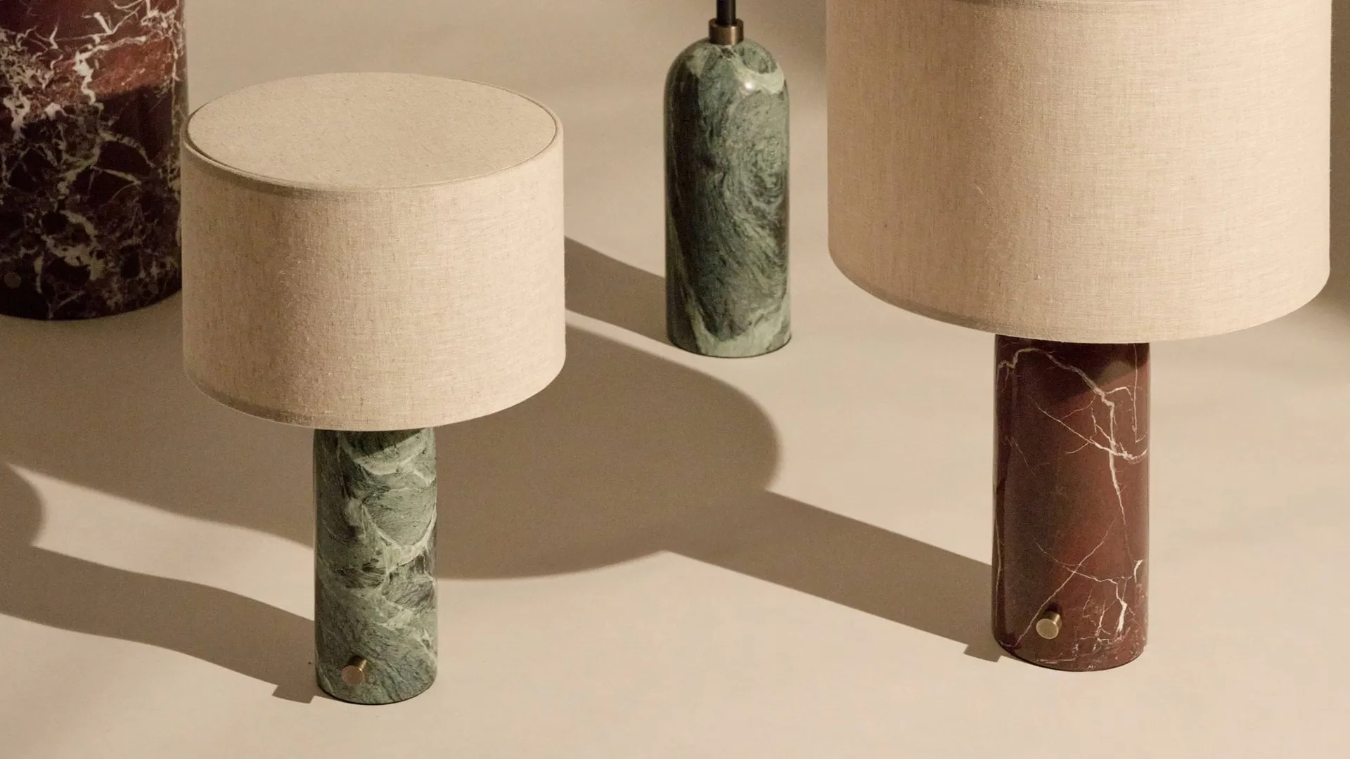 Gravity S bordslampa, Maroon marble-white GUBI