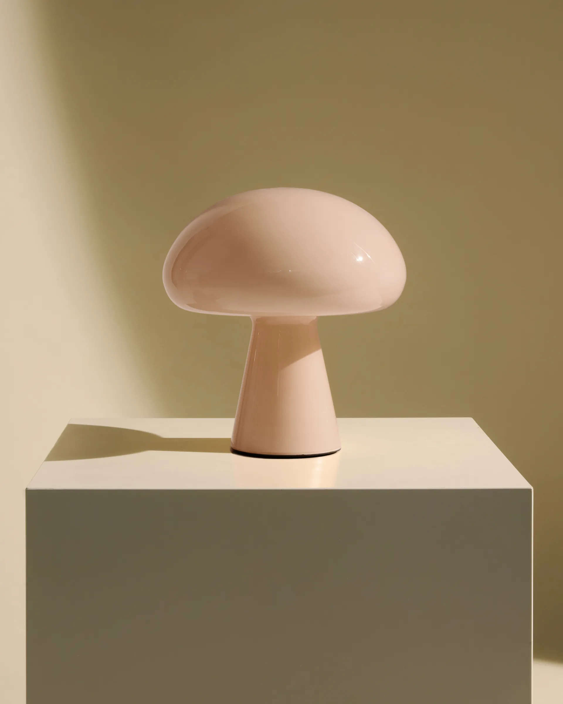 Obello portabel bordslampa, Powder pink GUBI