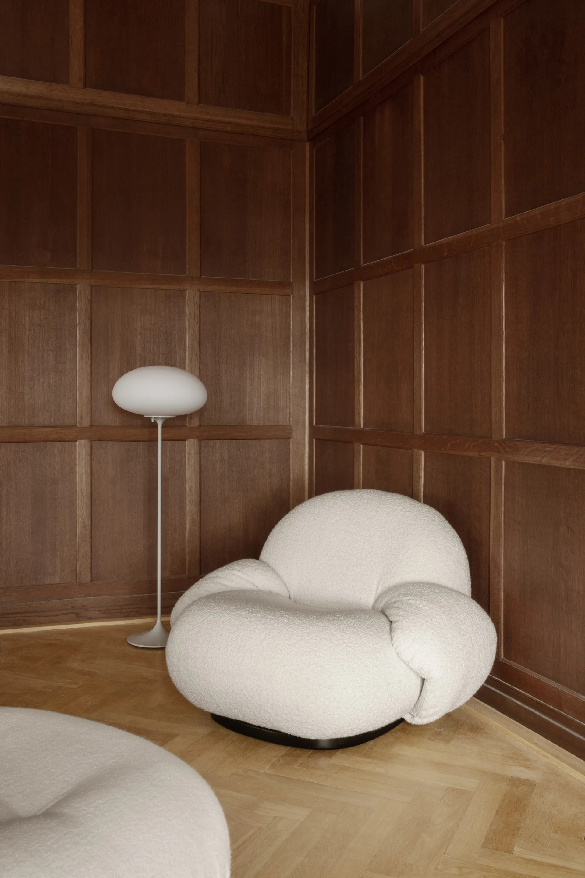 Pacha loungefåtölj med armstöd, Karakorum 001-pearl gold GUBI