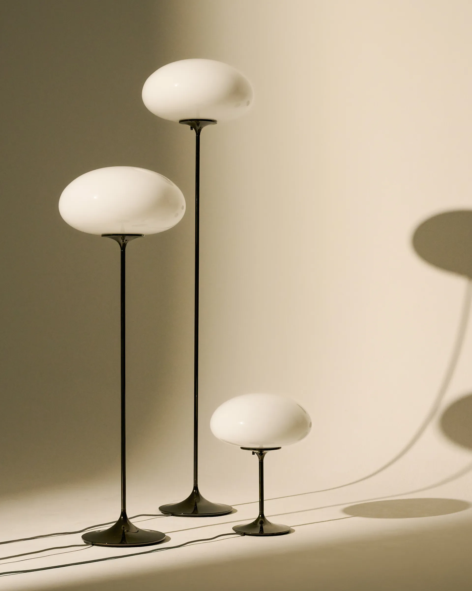 Stemlite bordslampa, Black chrome-opalglas, 42 cm GUBI