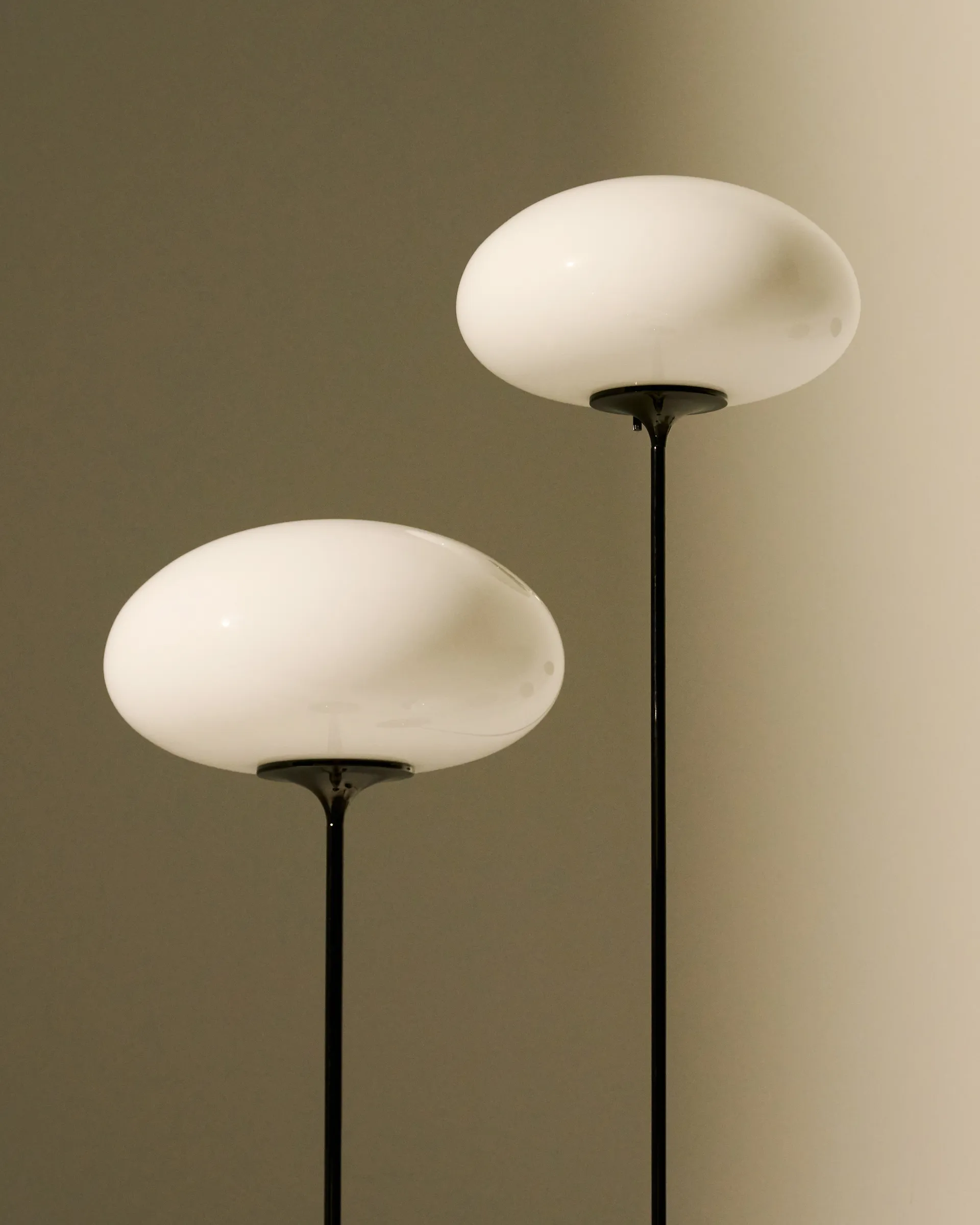 Stemlite bordslampa, Pebble grey-opalglas, 42 cm GUBI