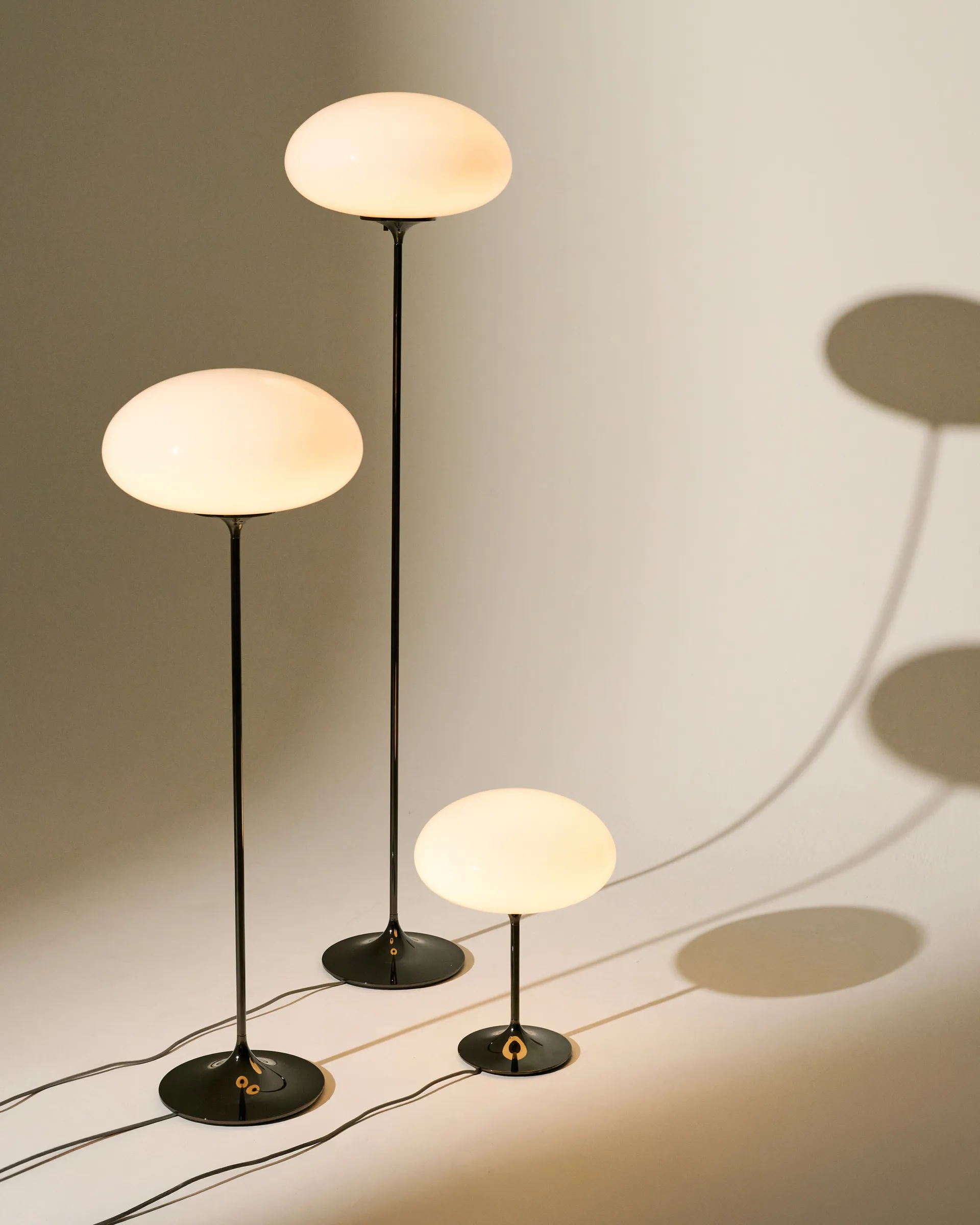 Stemlite golvlampa, Pebble grey-opalglas, 110 cm GUBI