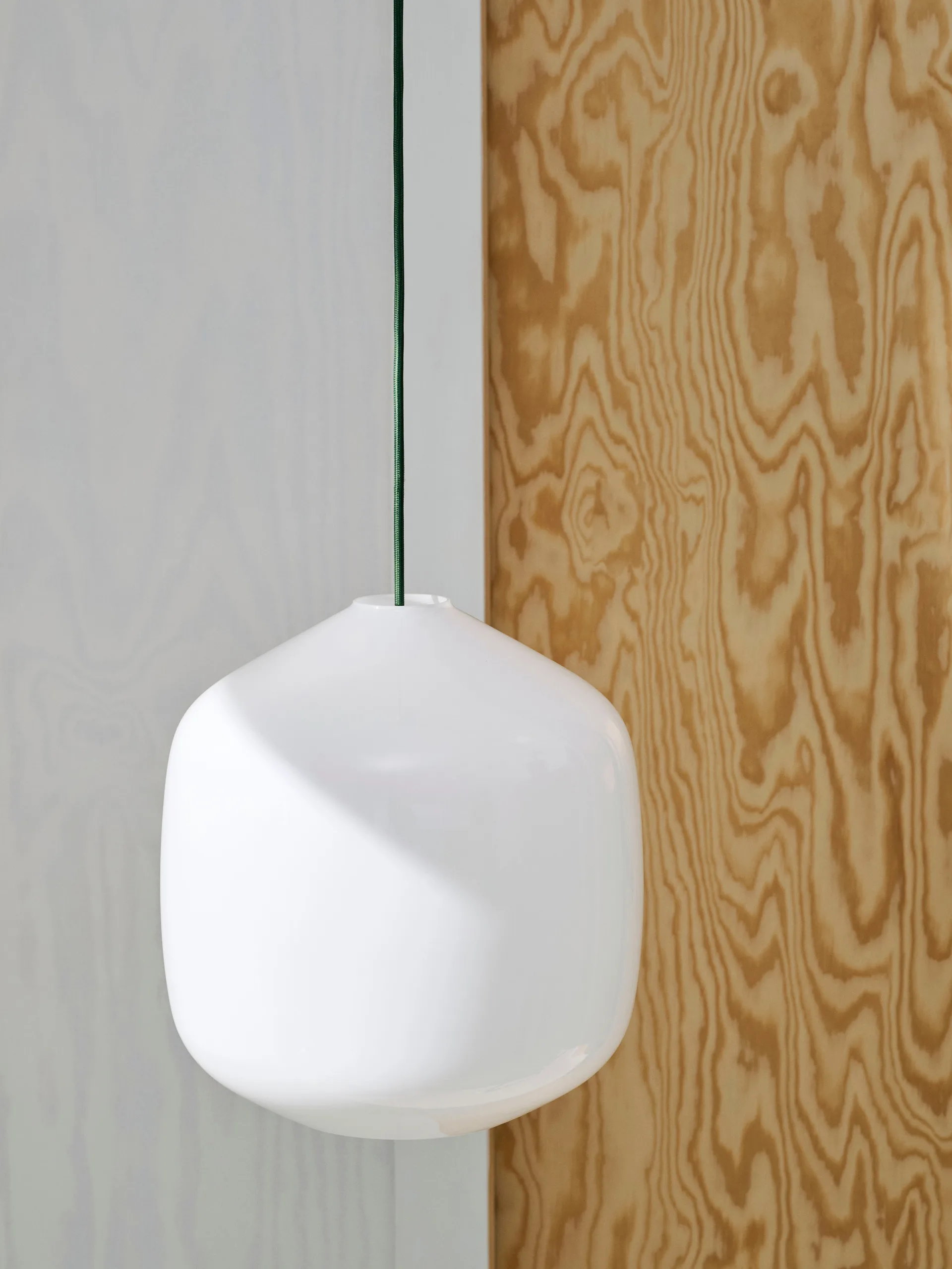 Buoy pendel Ø20 cm, Opal glass-anthracite blue HAY
