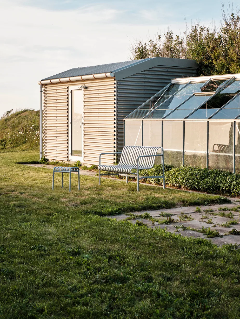 Palissade Dining bänk med armstöd, Hot galvanised HAY