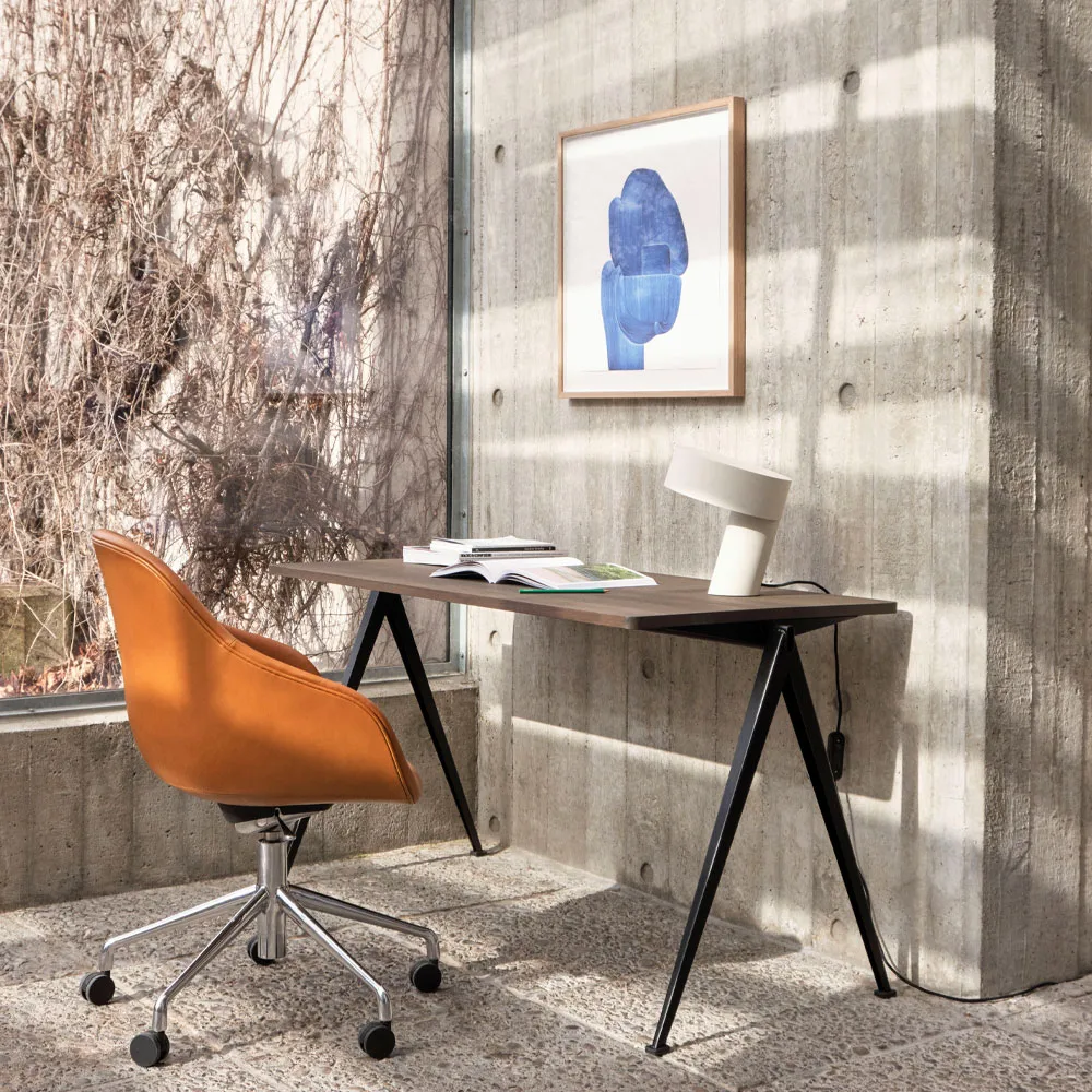 Pyramid 01 skrivbord, Oak clear lacquer-140x75cm-svart stålstativ HAY