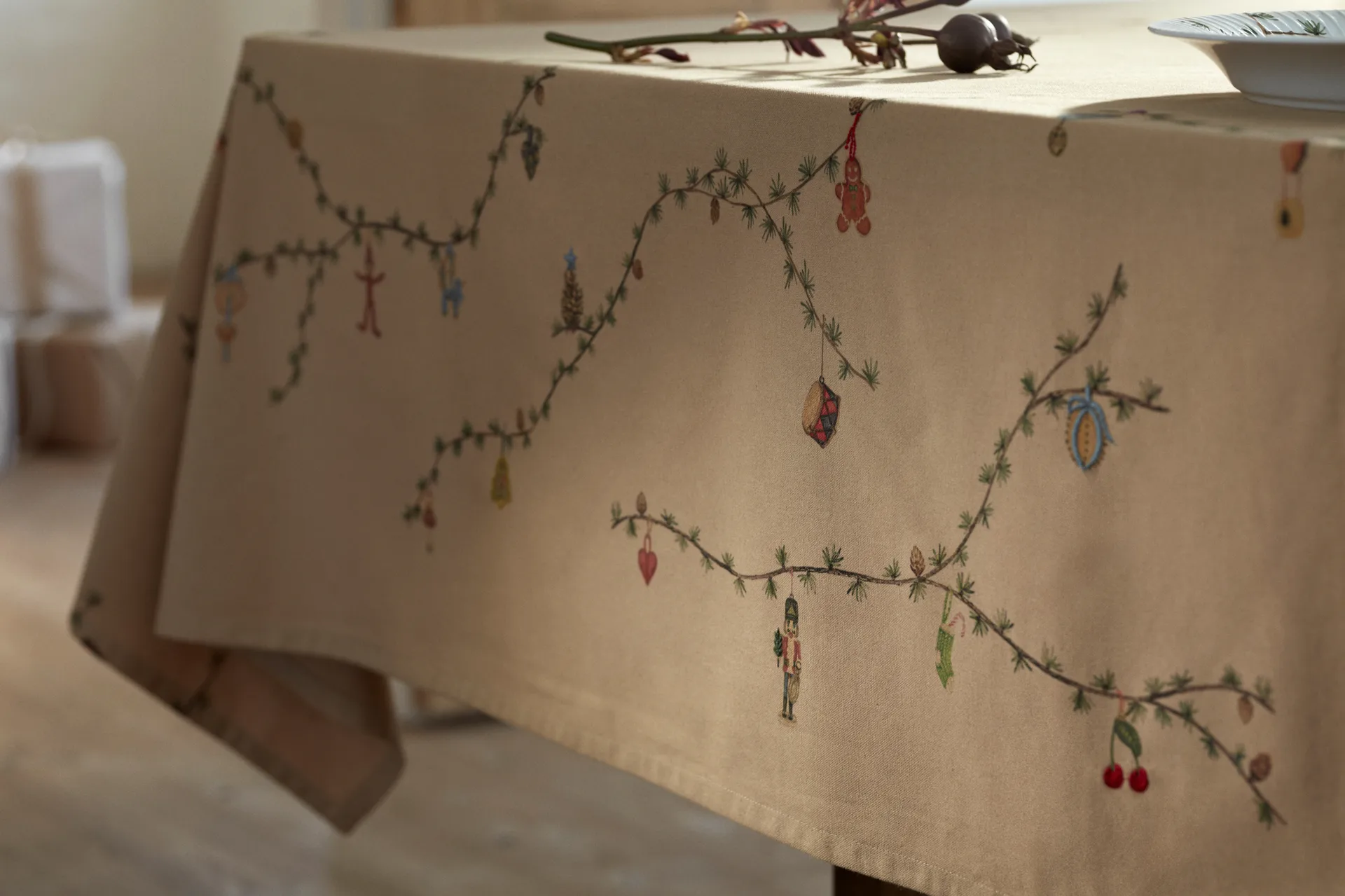 Hammershøi Christmas Duk sand, 150x370 cm Kähler