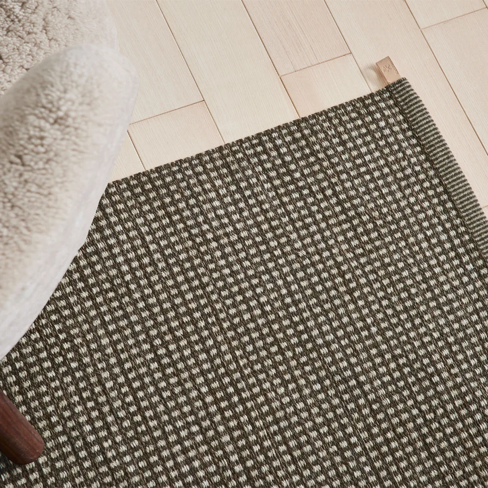 Dot Icon gångmatta, Dusty grey 587 90x250 cm Kasthall