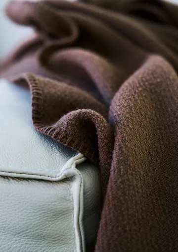 Bouclé ullfilt 140x200 cm - Mocha mousse - Klippan Yllefabrik
