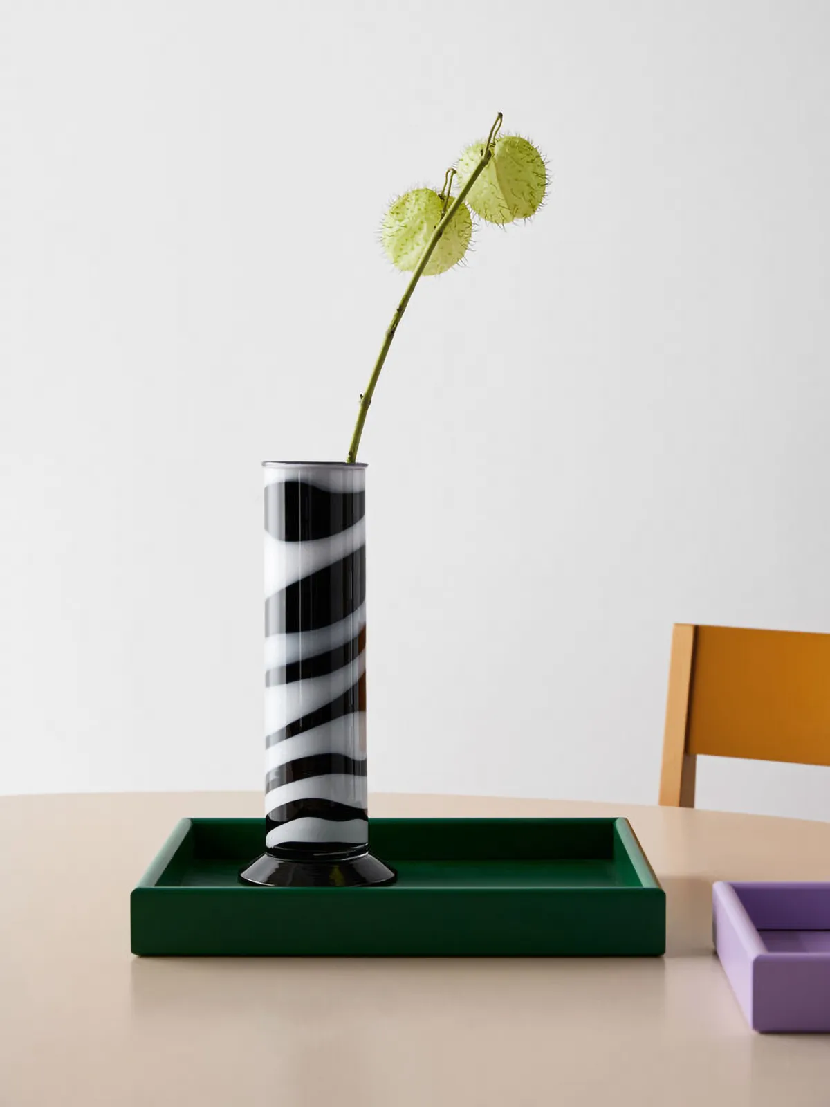Lab cylinder vas 30 cm, Svart-vit Kosta Boda