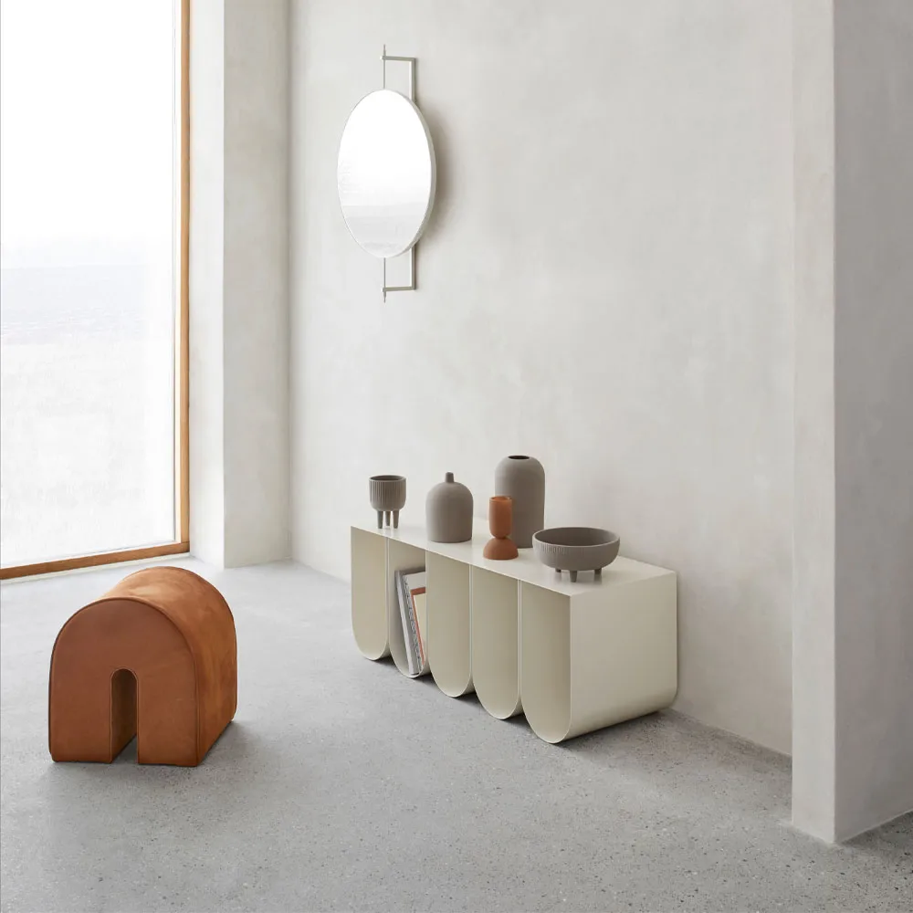 Curved sittpuff, Läder light brown Kristina Dam Studio