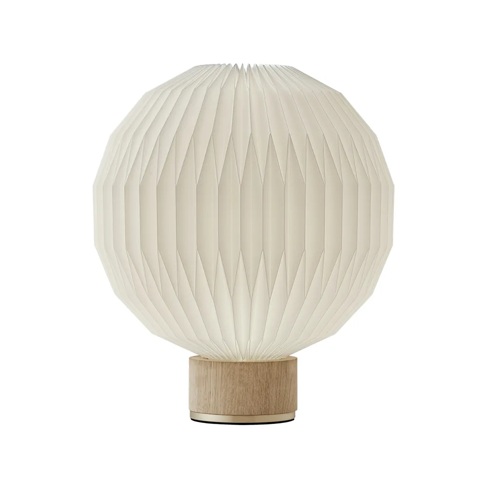 375 bordslampa, vit, medium-plastskärm, lampfot i ek Le Klint
