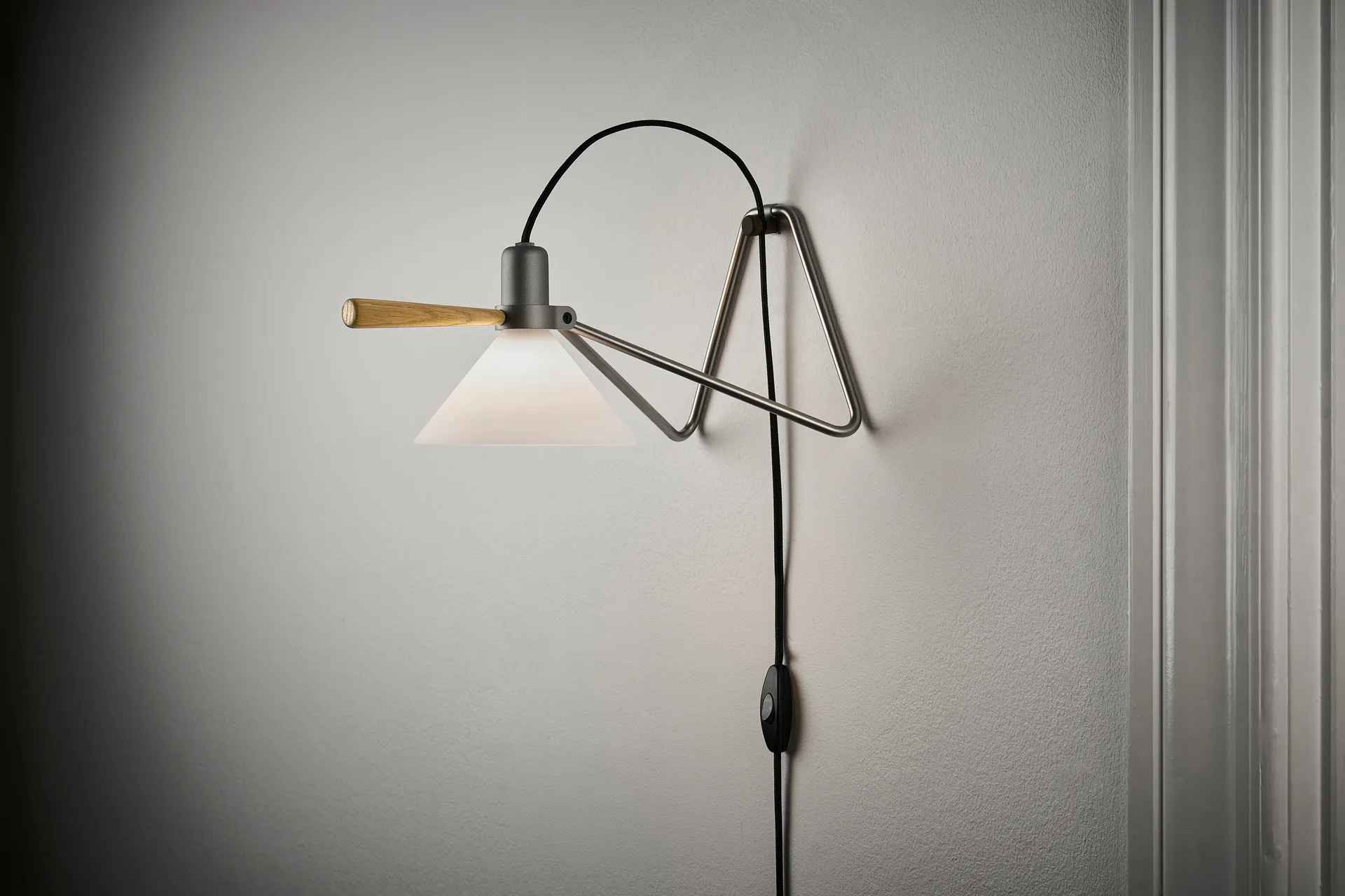 Spot vägg/bordslampa, Steel silver-oak Le Klint