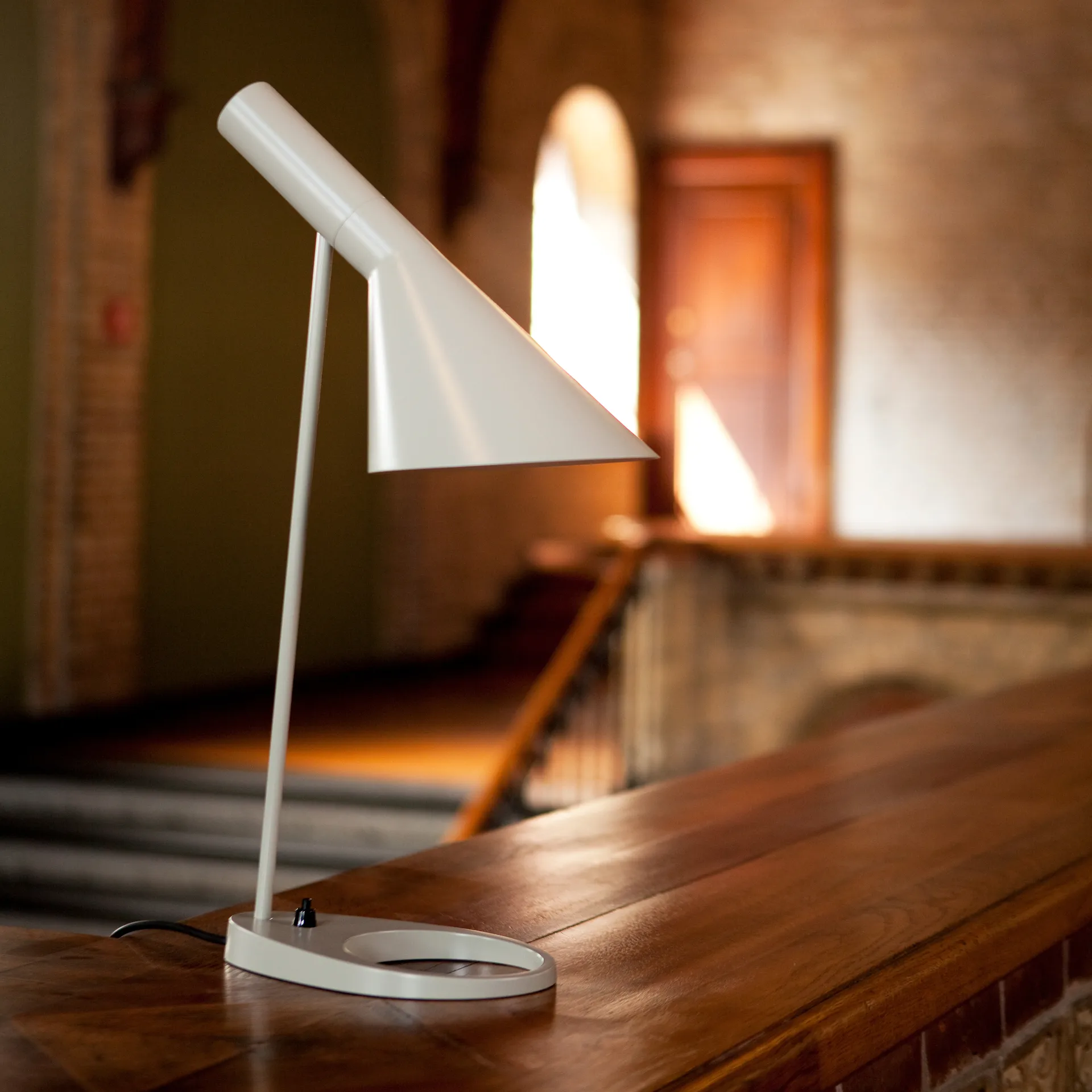 AJ bordslampa, Vit Louis Poulsen