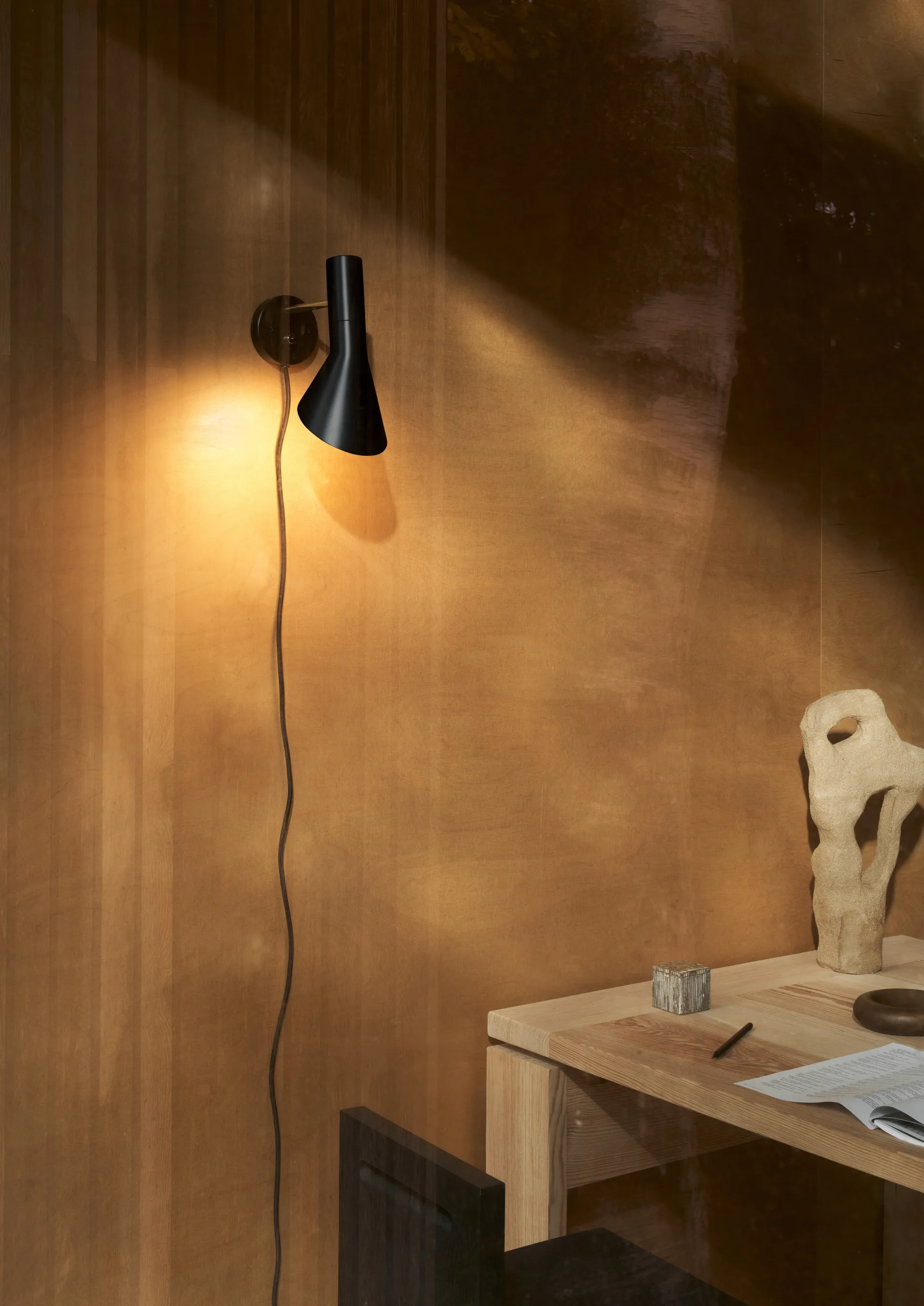 AJ vägglampa, Brass-black Louis Poulsen