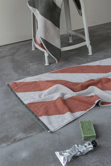 Diagonal badrumsmatta 50x80 cm - Brick - Mette Ditmer