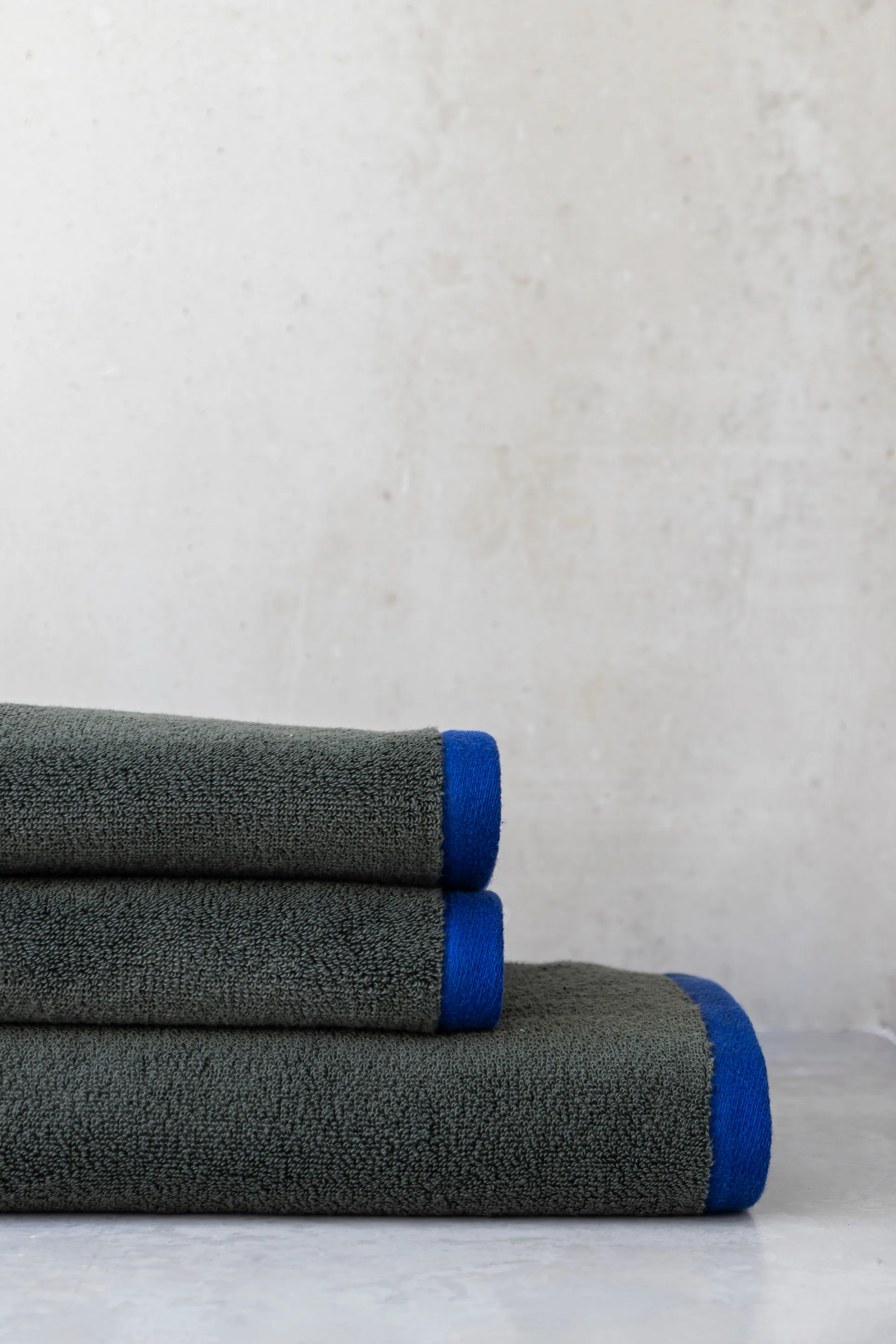 Soft badhandduk 70x133 cm, Dark olive-light blue Mette Ditmer