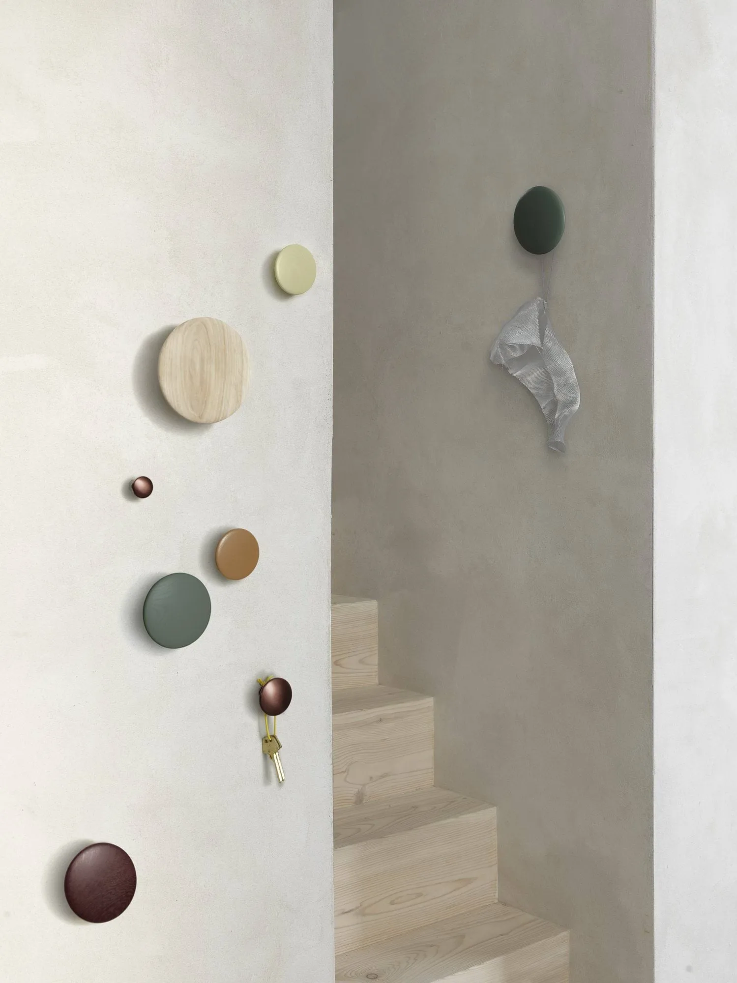 Dots Wood klädkrok, Brown red, Ø13 cm Muuto