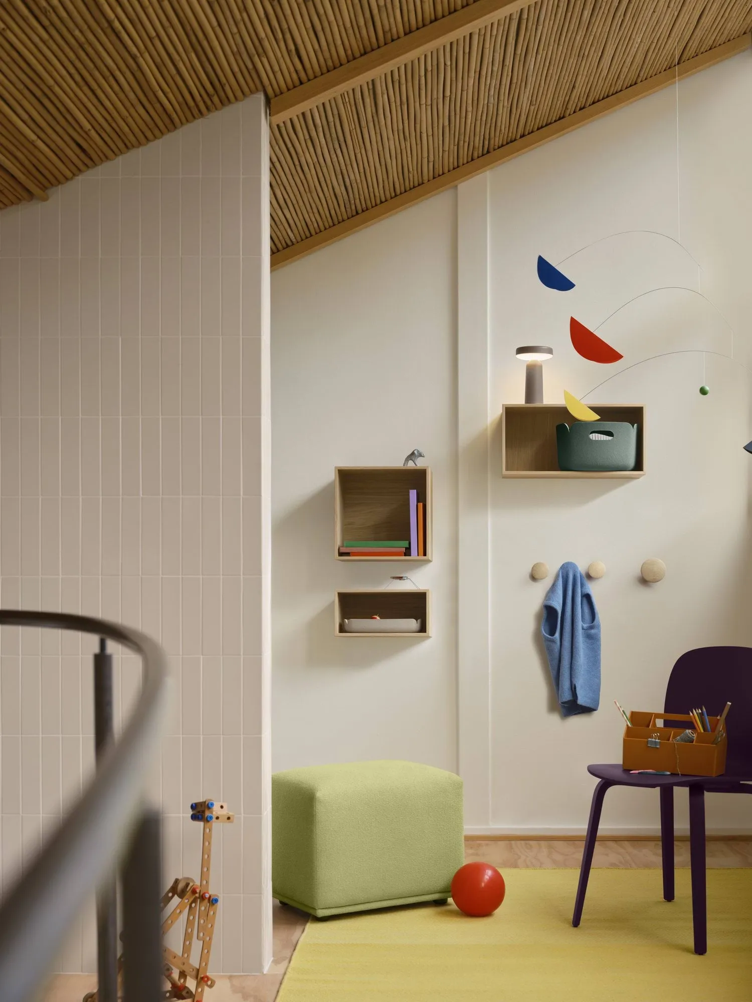 Dots Wood klädkrok, Light olive, Ø6,5 cm Muuto