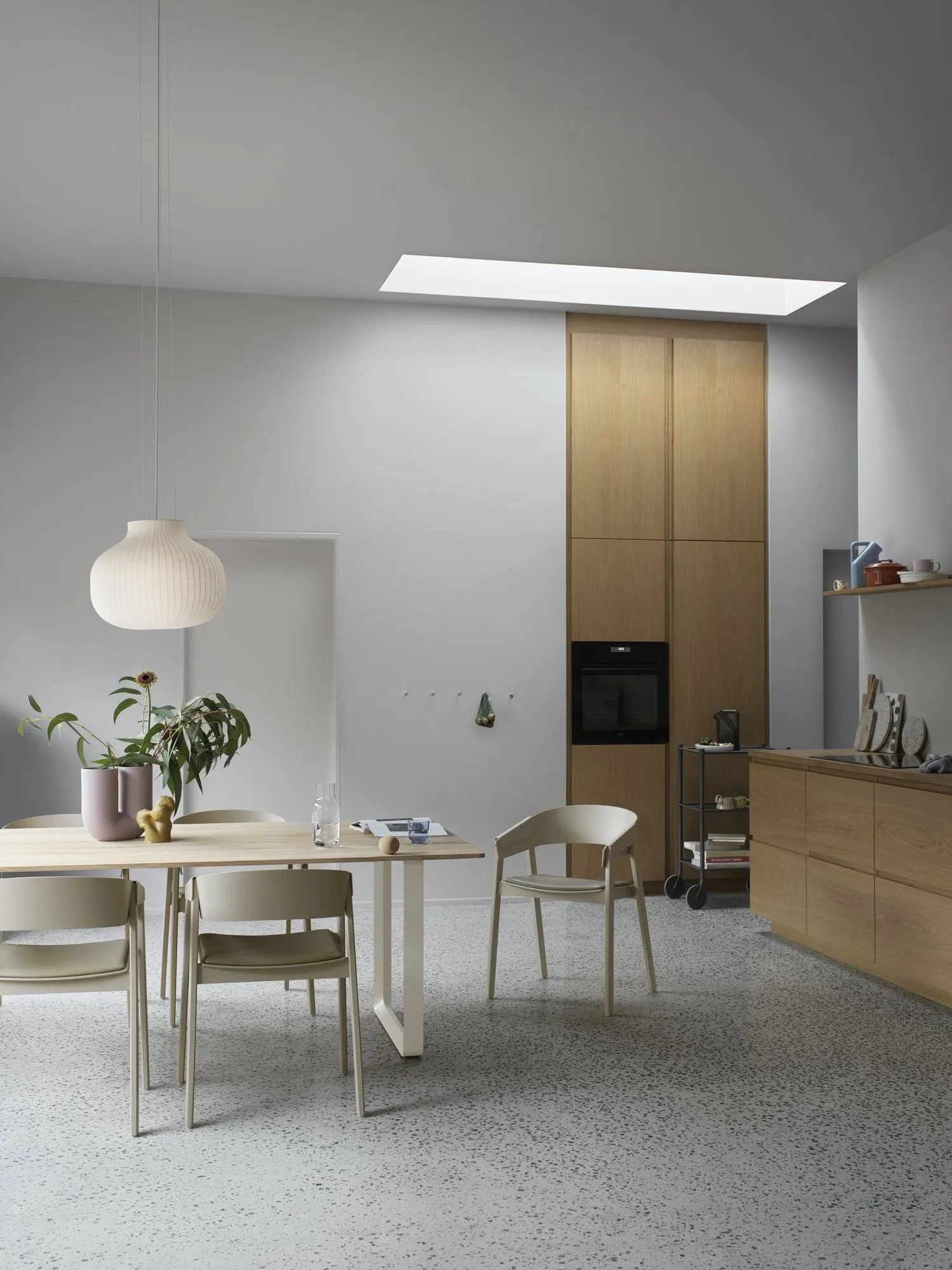 Dots Wood klädkrok, Yellow-beige, Ø13 cm Muuto