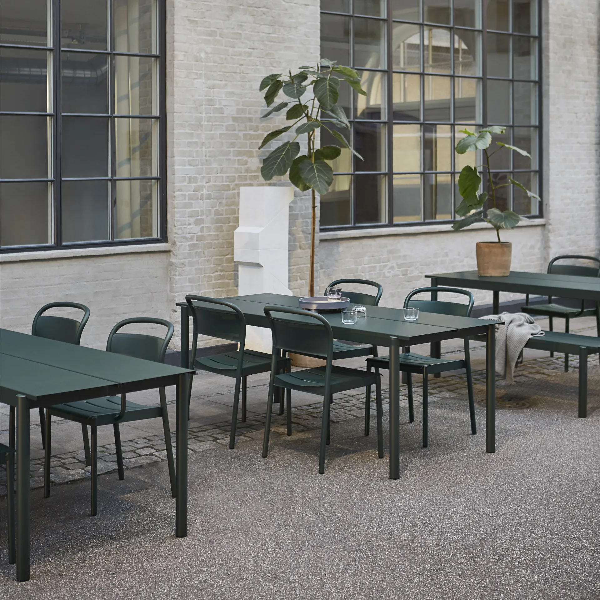 Linear steel armchair karmstol, Dark green Muuto