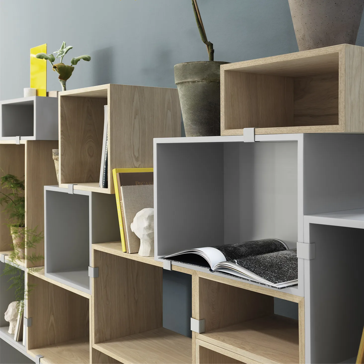 Stacked förvaringssystem med ryggskiva medium, Light grey Muuto