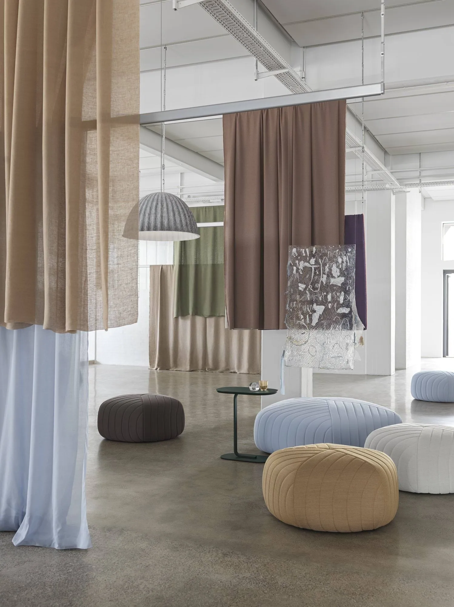 Under the bell taklampa Ø82 cm, Blue grey Muuto