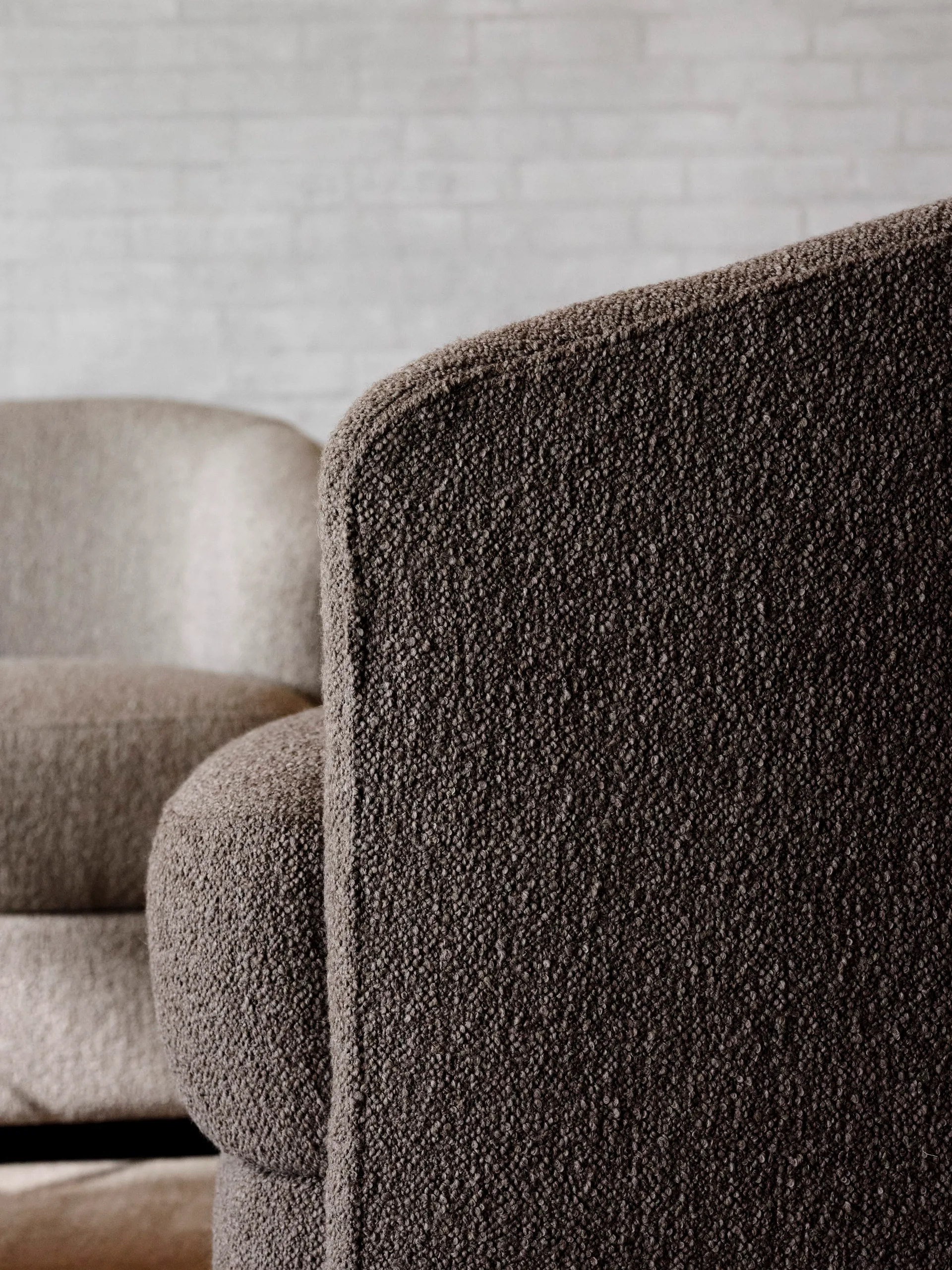 Covent fåtölj, Dark Taupe New Works
