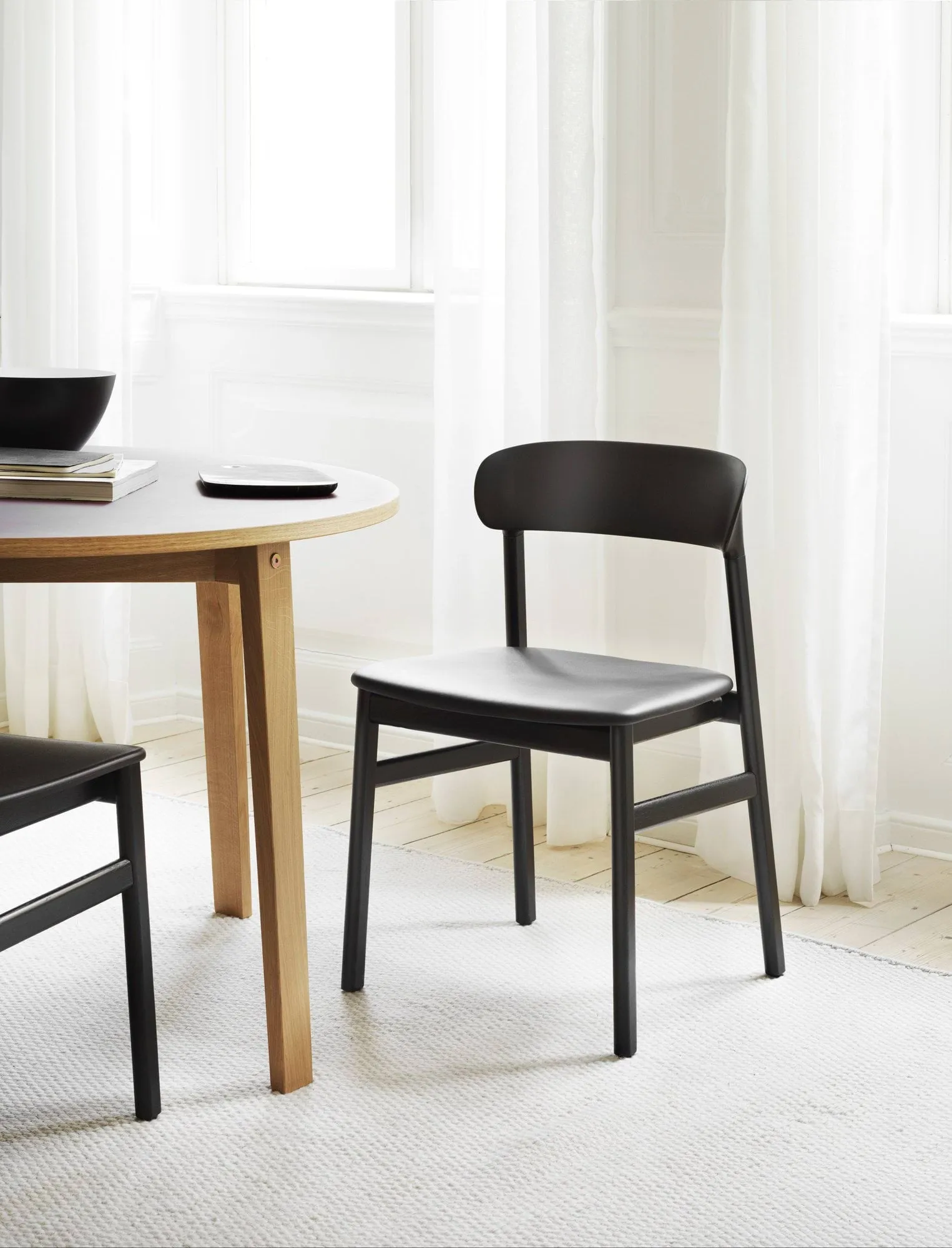 Herit stol rökt ek, Dusty green (grön) Normann Copenhagen