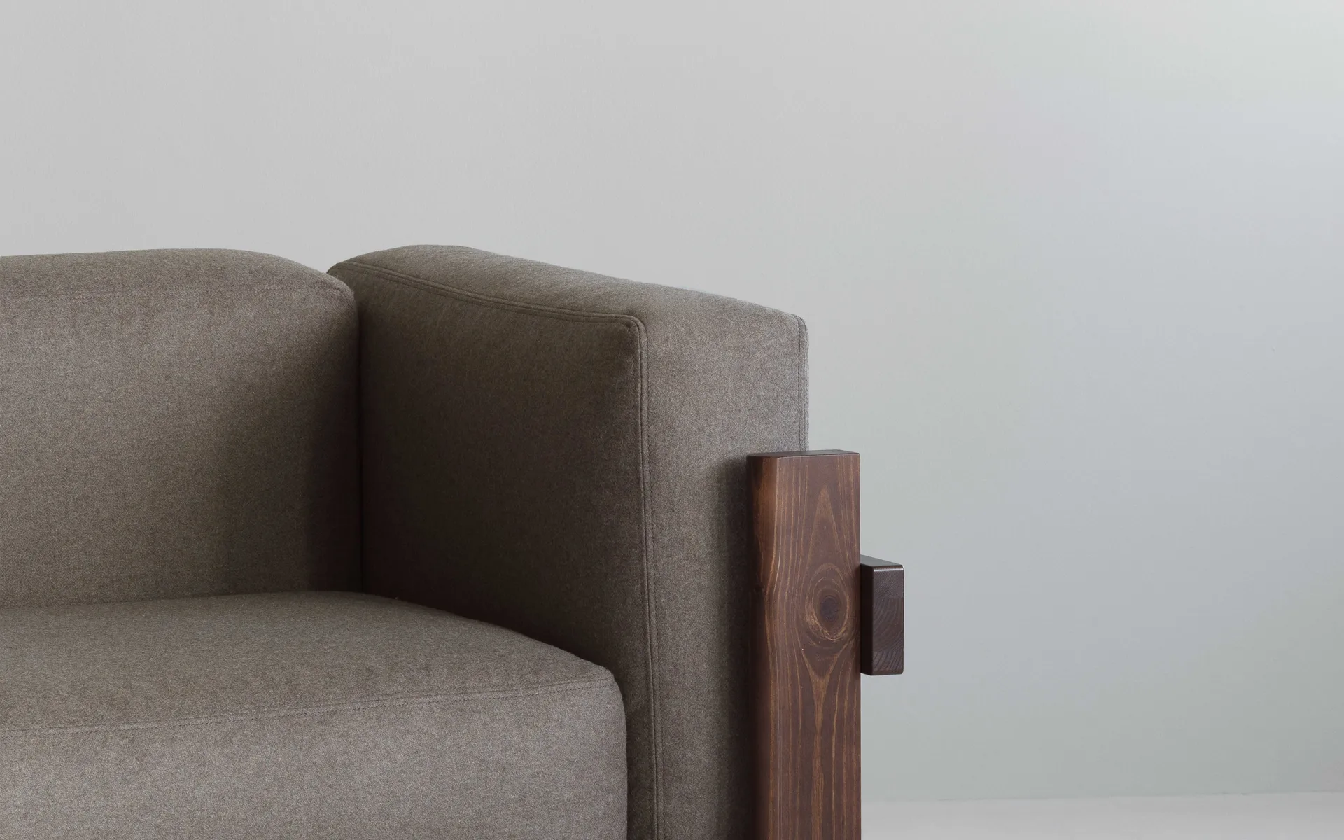 Kube soffa, Brunlackerad furu-tyg Remix 143 Grey, 220 cm Normann Copenhagen
