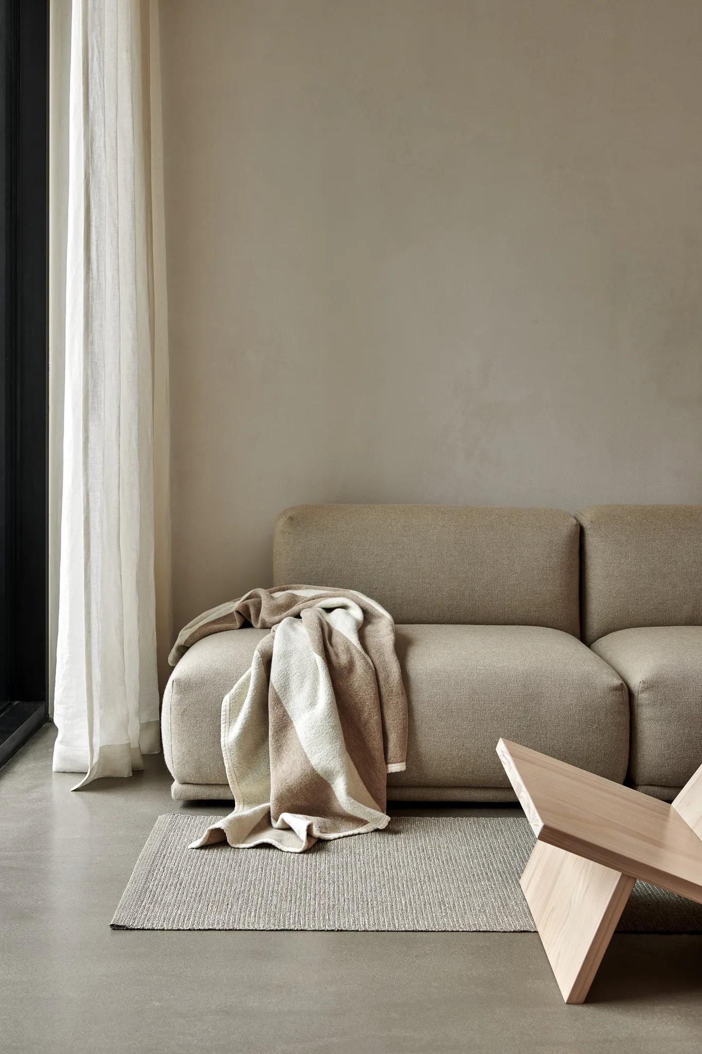 Emm Metallic matta, Fossil grey-stone, 70x240 cm Pappelina