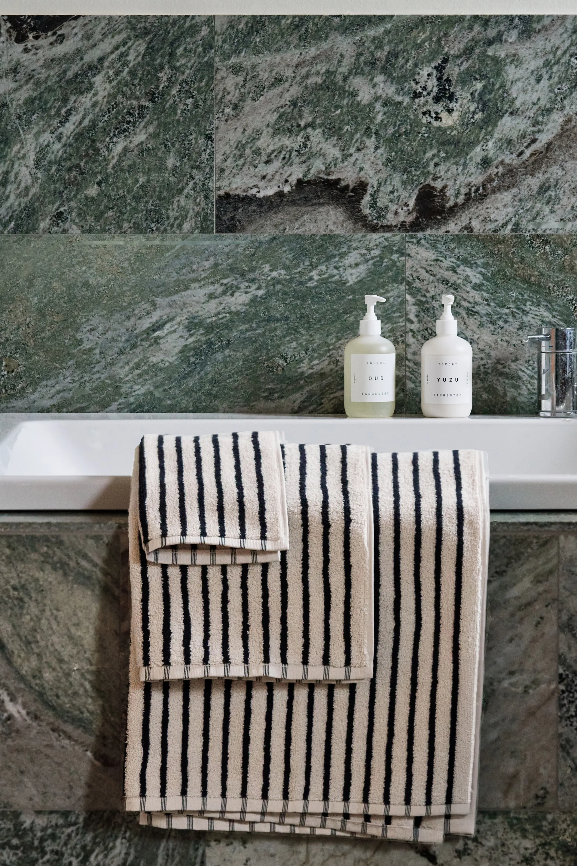 Drift handduk 50x70 cm, Vit-svart Scandi Living