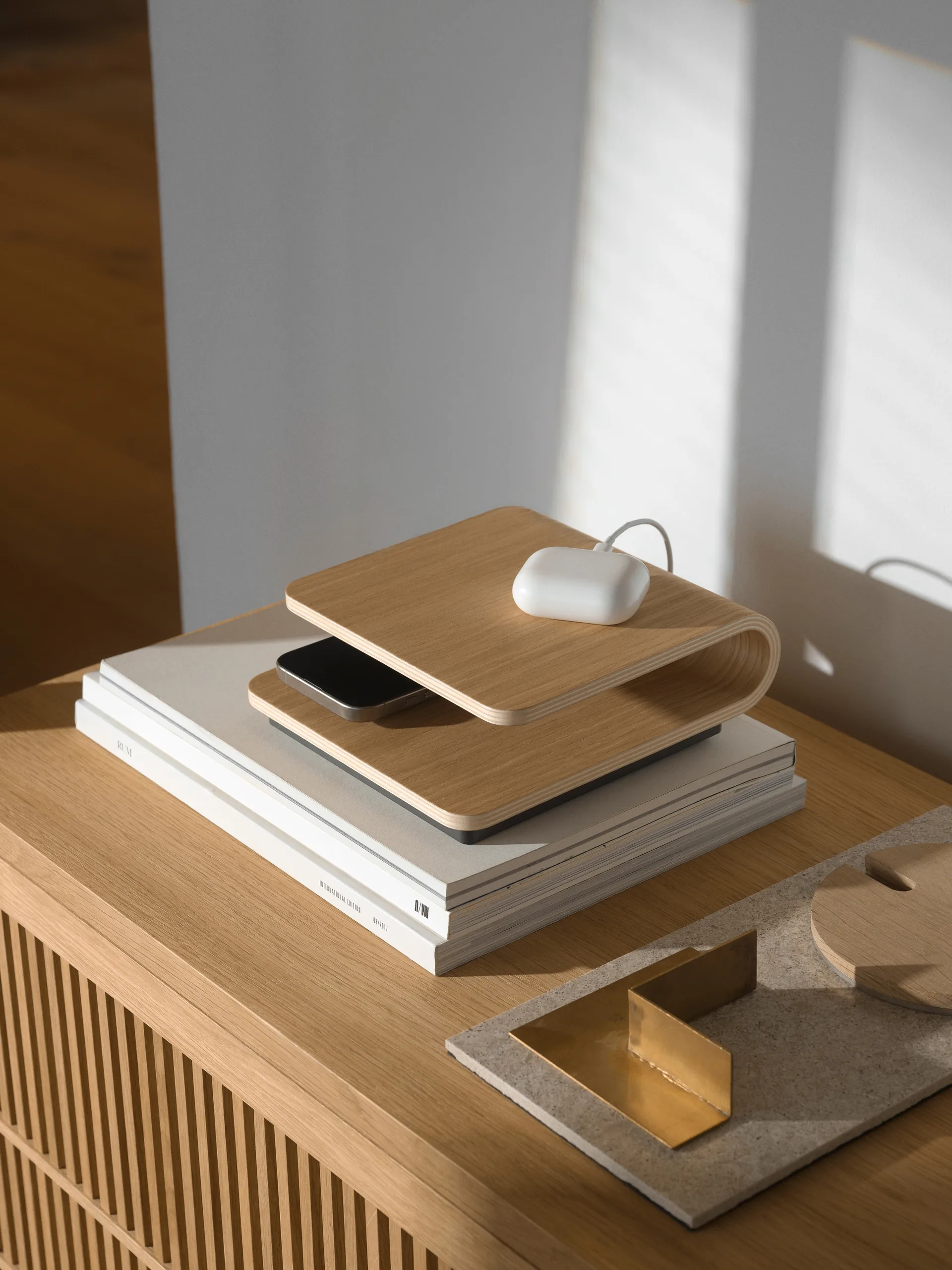 Ro trådlös laddare, Oak Stelton