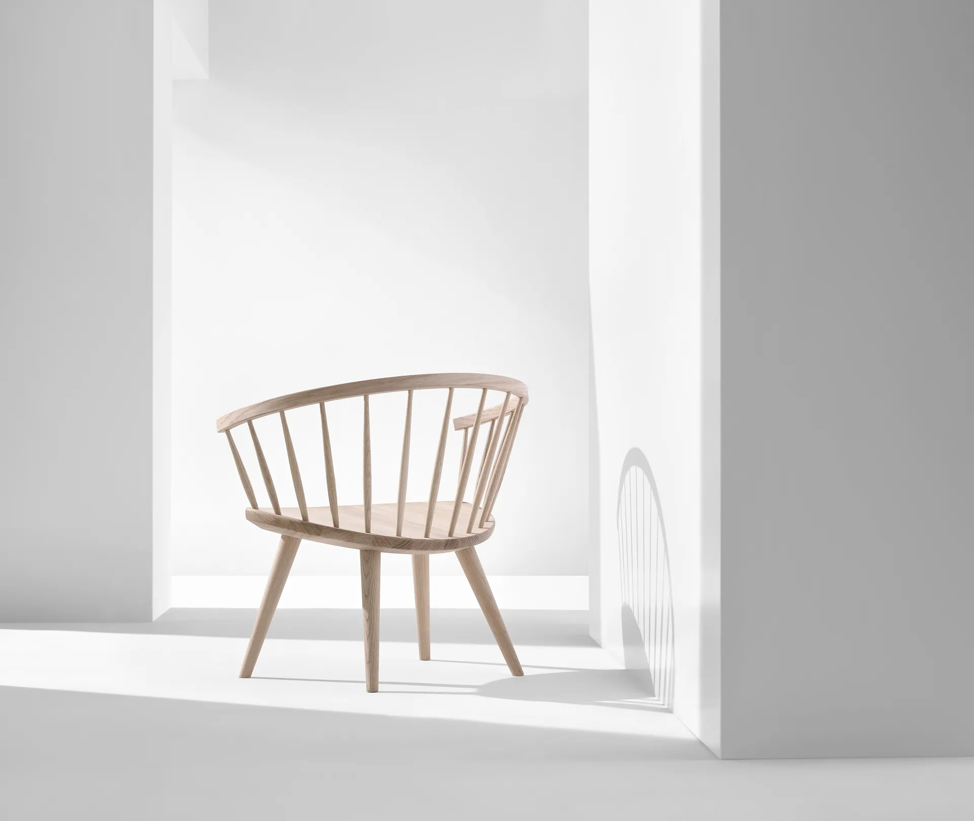 Arka loungestol ek, Ljus mattlack Stolab