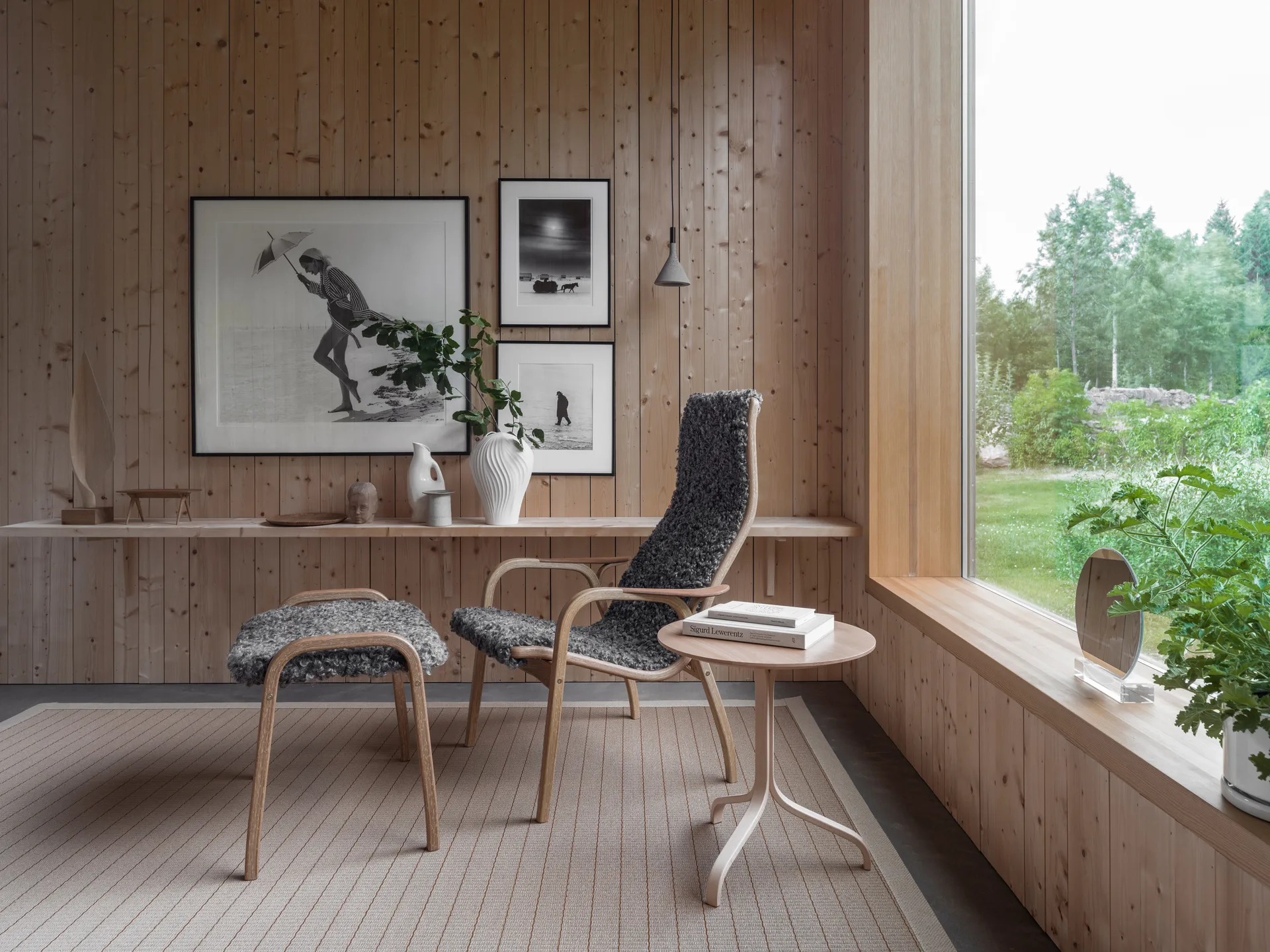 Lamino fåtölj och fotpall oljad ek/fårskinn, Moonlight (beige) Swedese
