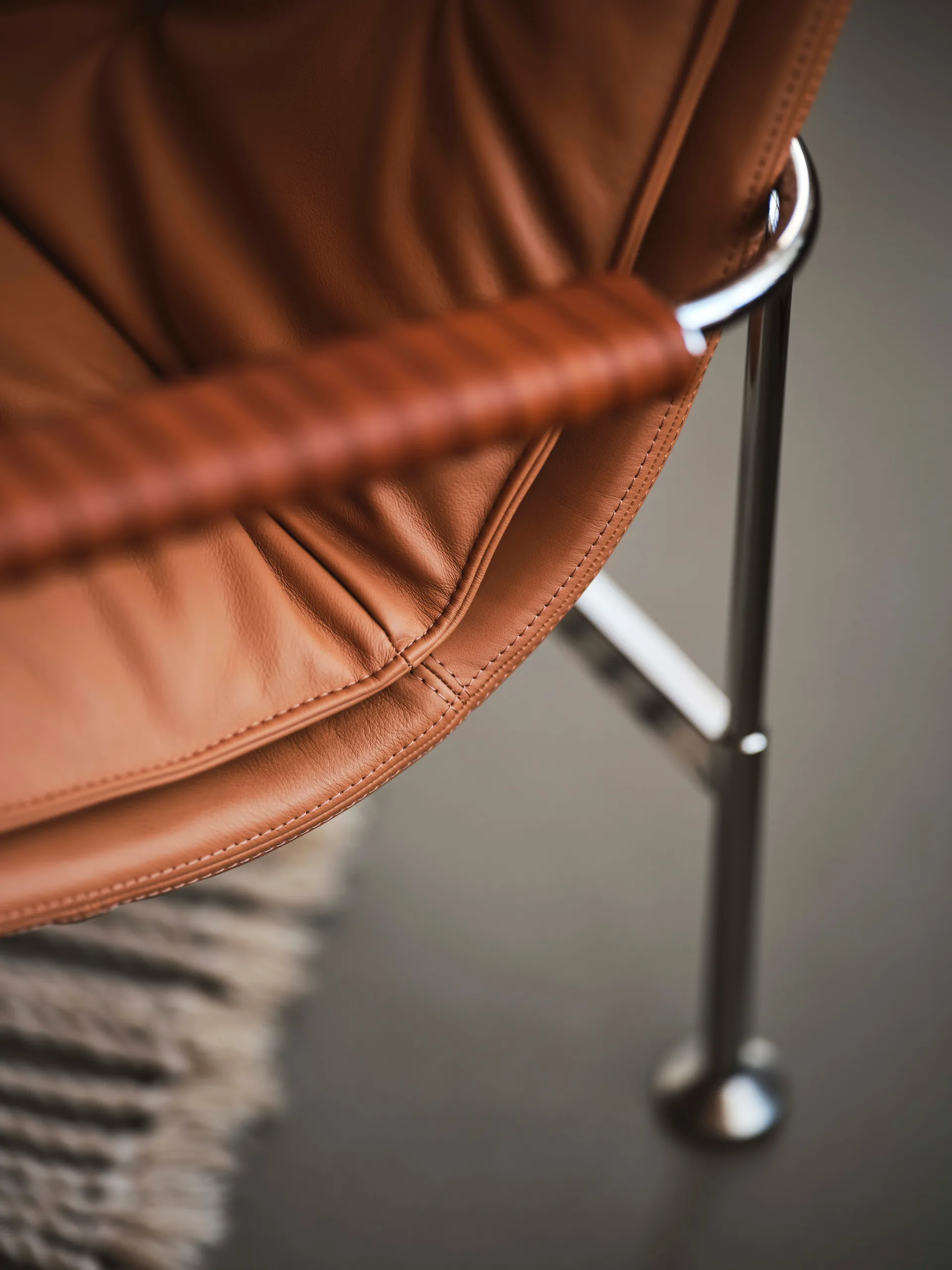 Serpentine fåtölj, Läder Elmo Soft ljusbrun-krom-tärnsjö Cognac Swedese