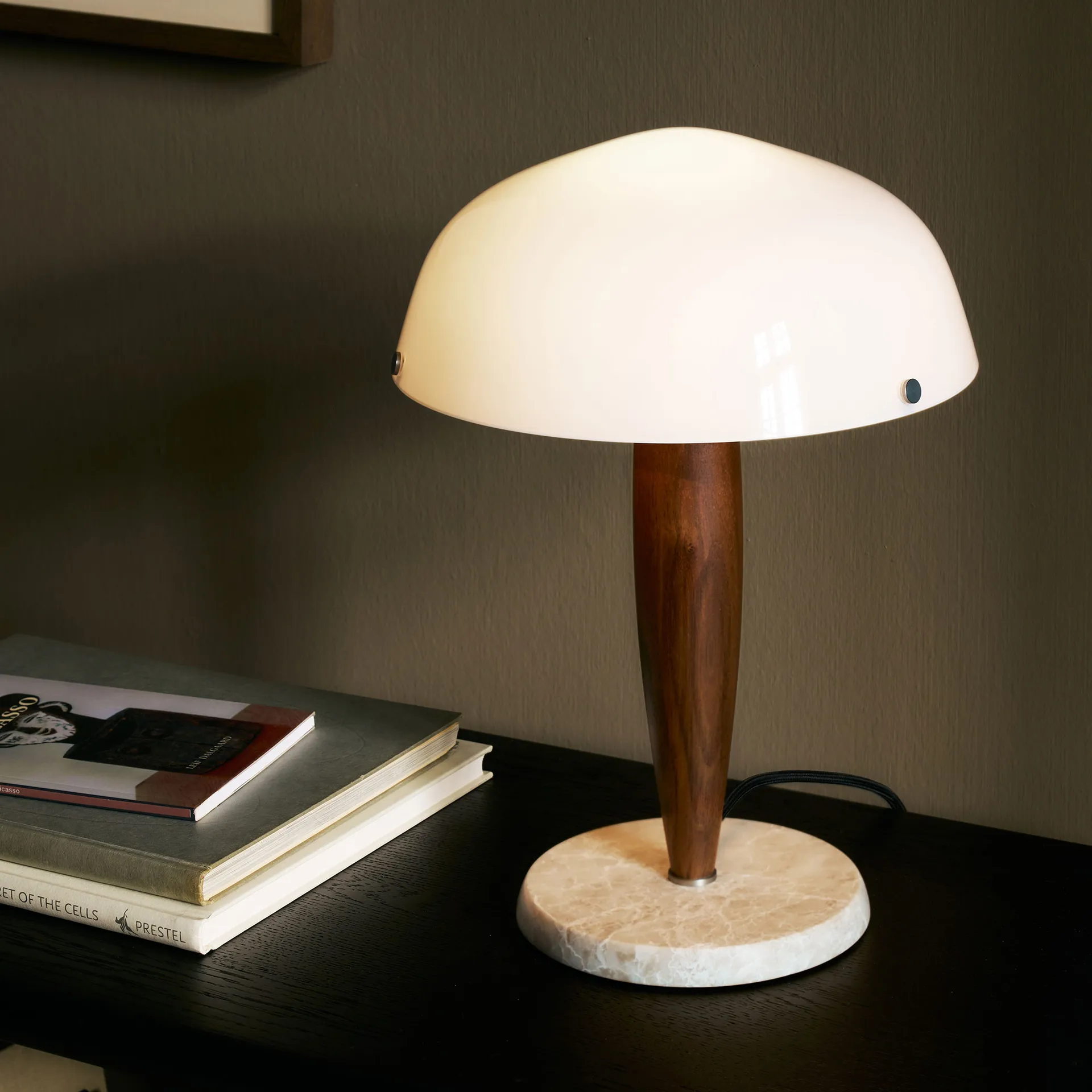 Herman SHY3 bordslampa, walnut & cream marble, textilsladd &Tradition