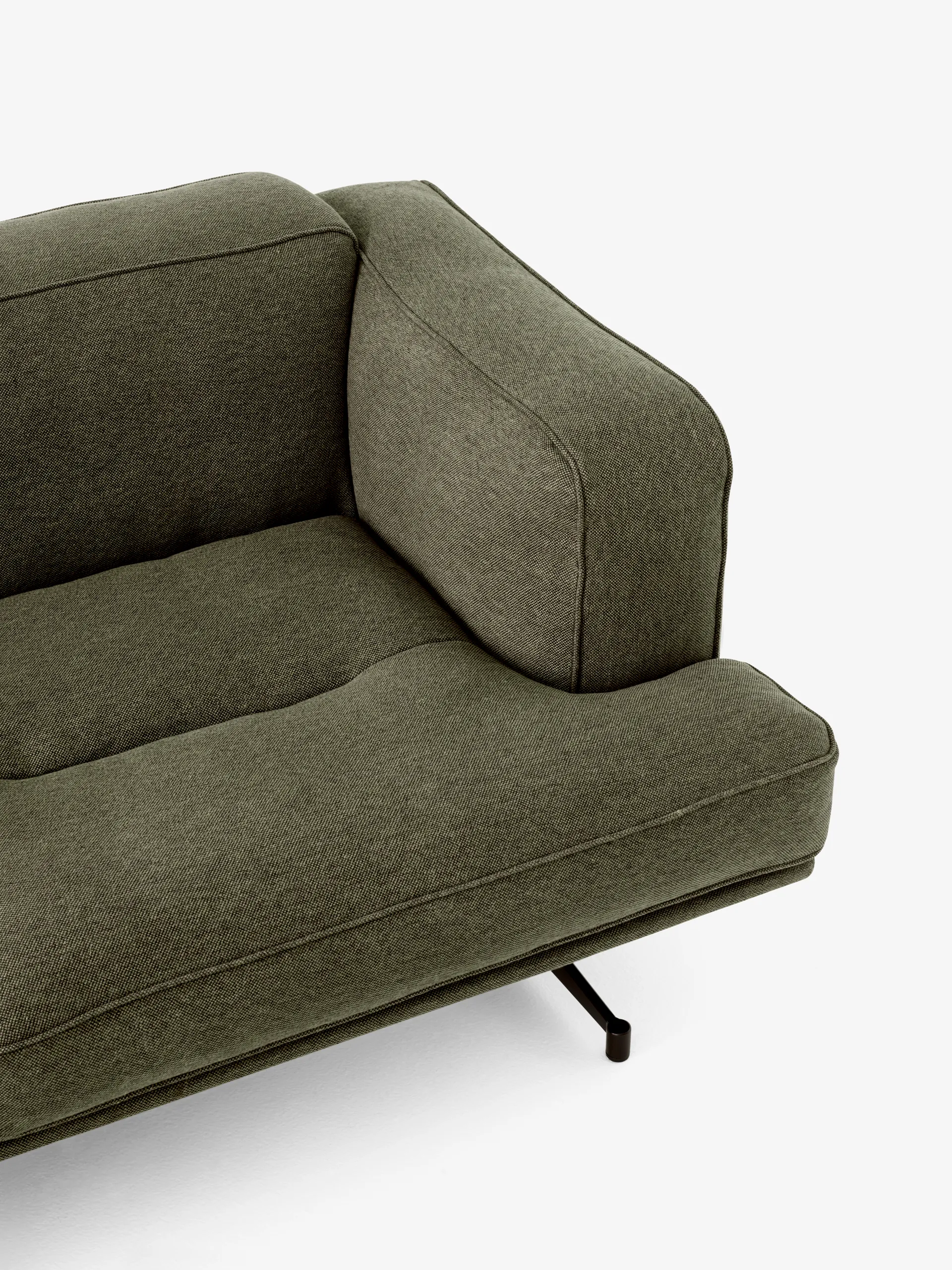 Inland AV23 3-sits soffa, Clay 0014-warm black &Tradition