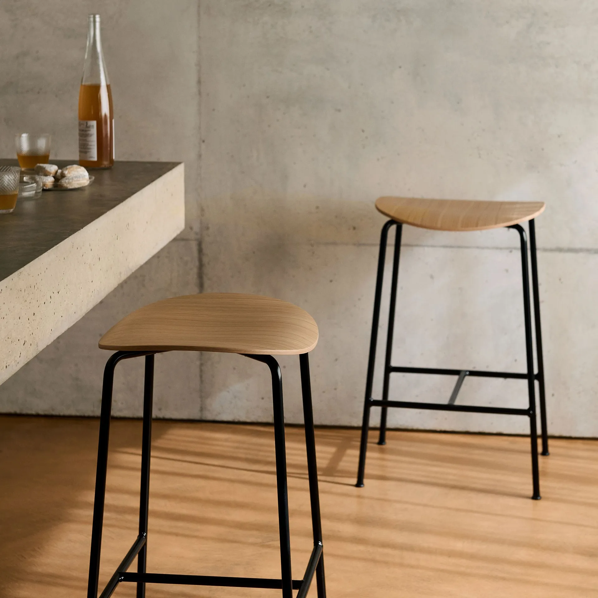 Pavilion AV38 barpall 79 cm, Black-lacquered oak &Tradition