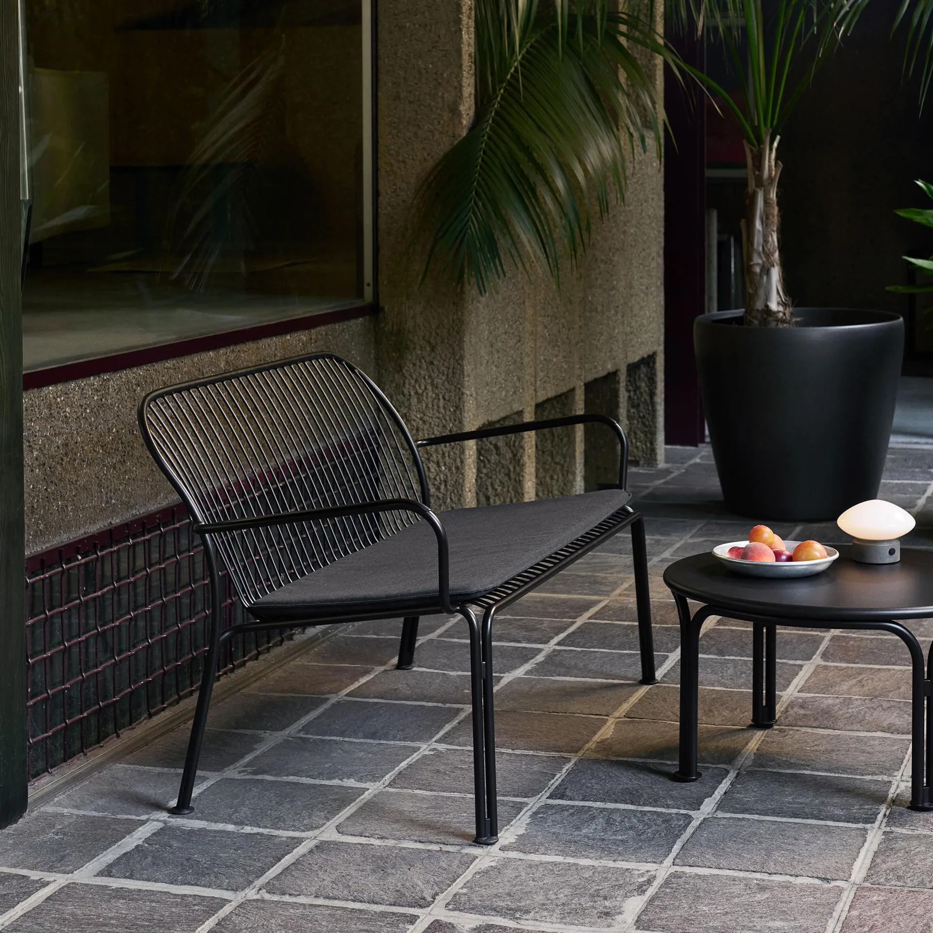 Thorvald SC110 loungesoffa, Warm black, 143 cm &Tradition