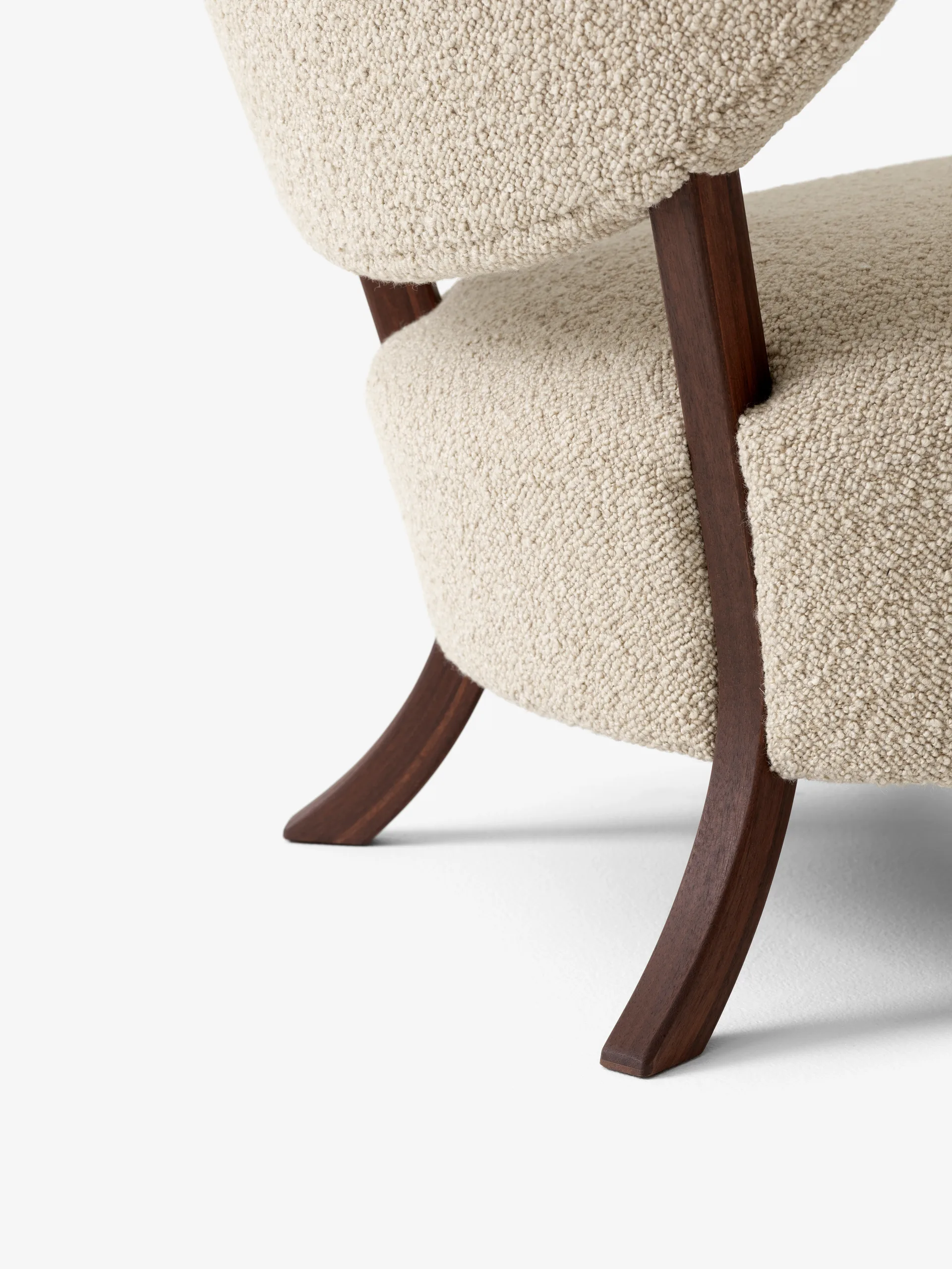 Wulff Lounge Chair ATD2 fåtölj, Oljad valnöt-Karakorum &Tradition