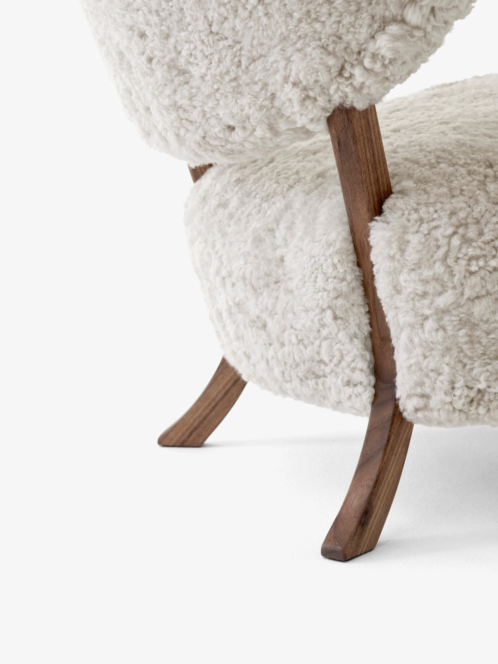Wulff Lounge Chair ATD2 fåtölj, Oljad valnöt-Moonlight &Tradition