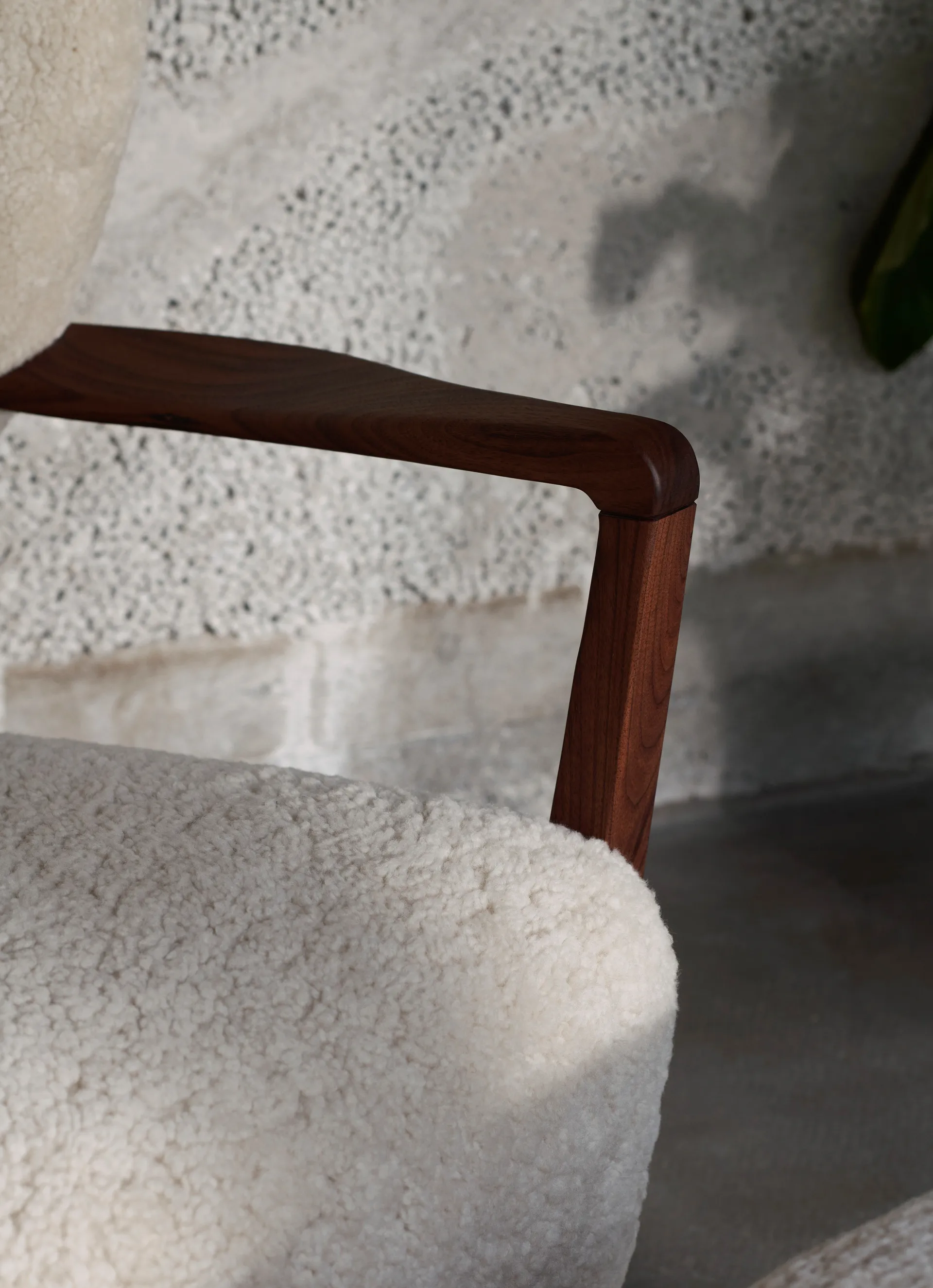 Wulff Lounge Chair ATD2 fåtölj, Oljad valnöt-Moonlight &Tradition