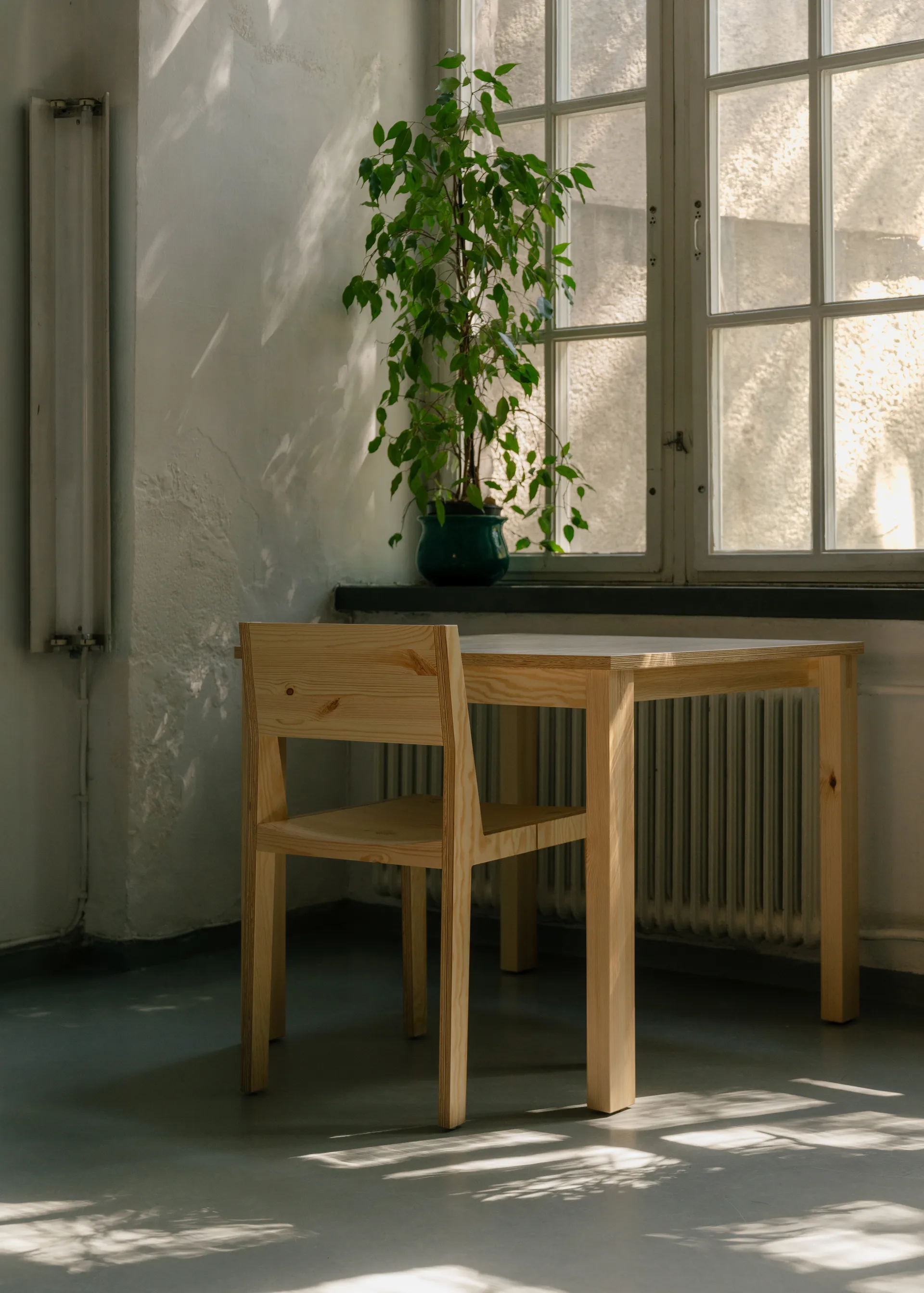 016 Maasto Table bord, Matt oljevaxad furu, 90x90x75 cm Vaarnii