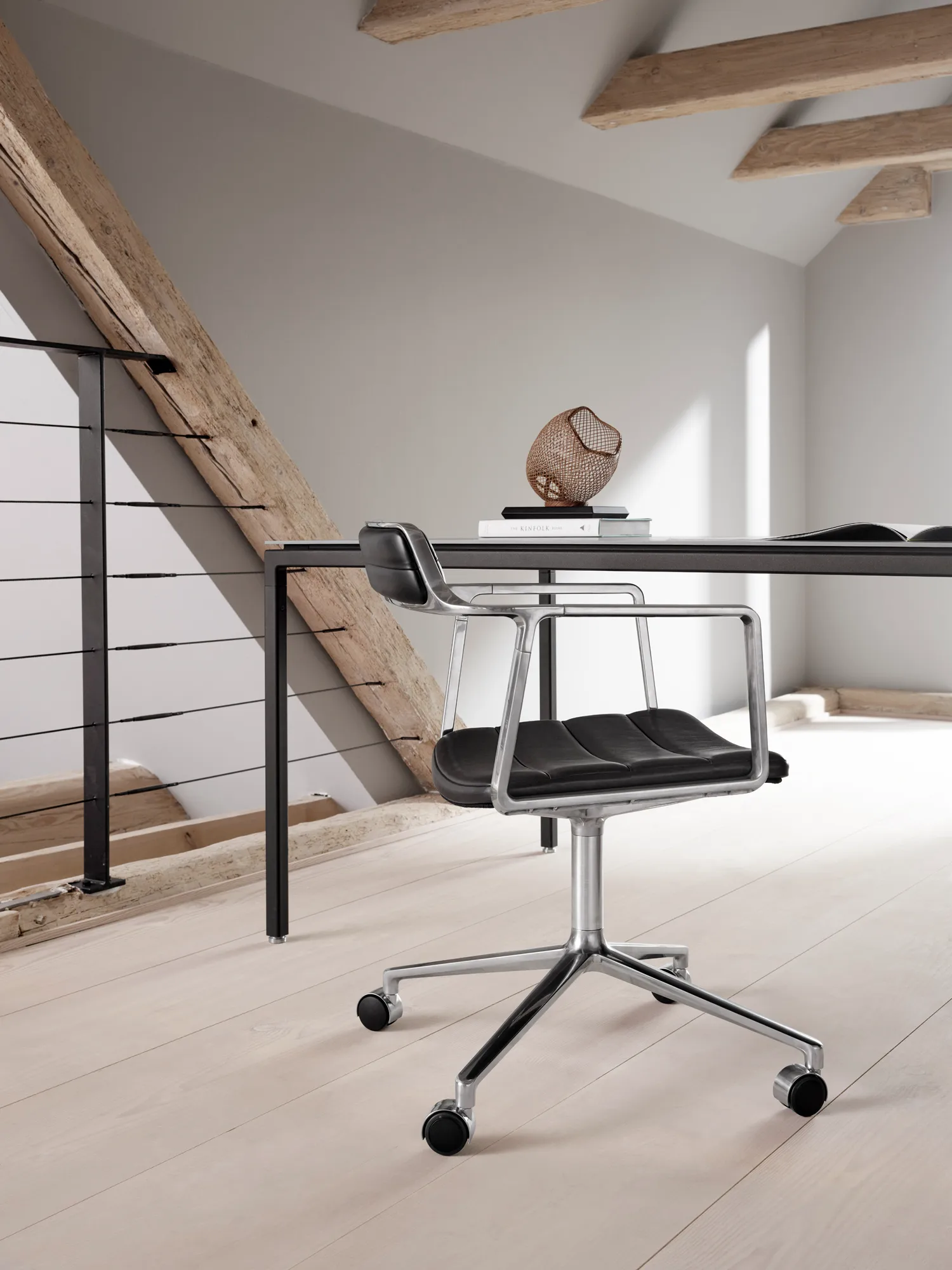 Vipp452 Swivel kontorsstol med hjul, Pol. aluminium-black leather Vipp