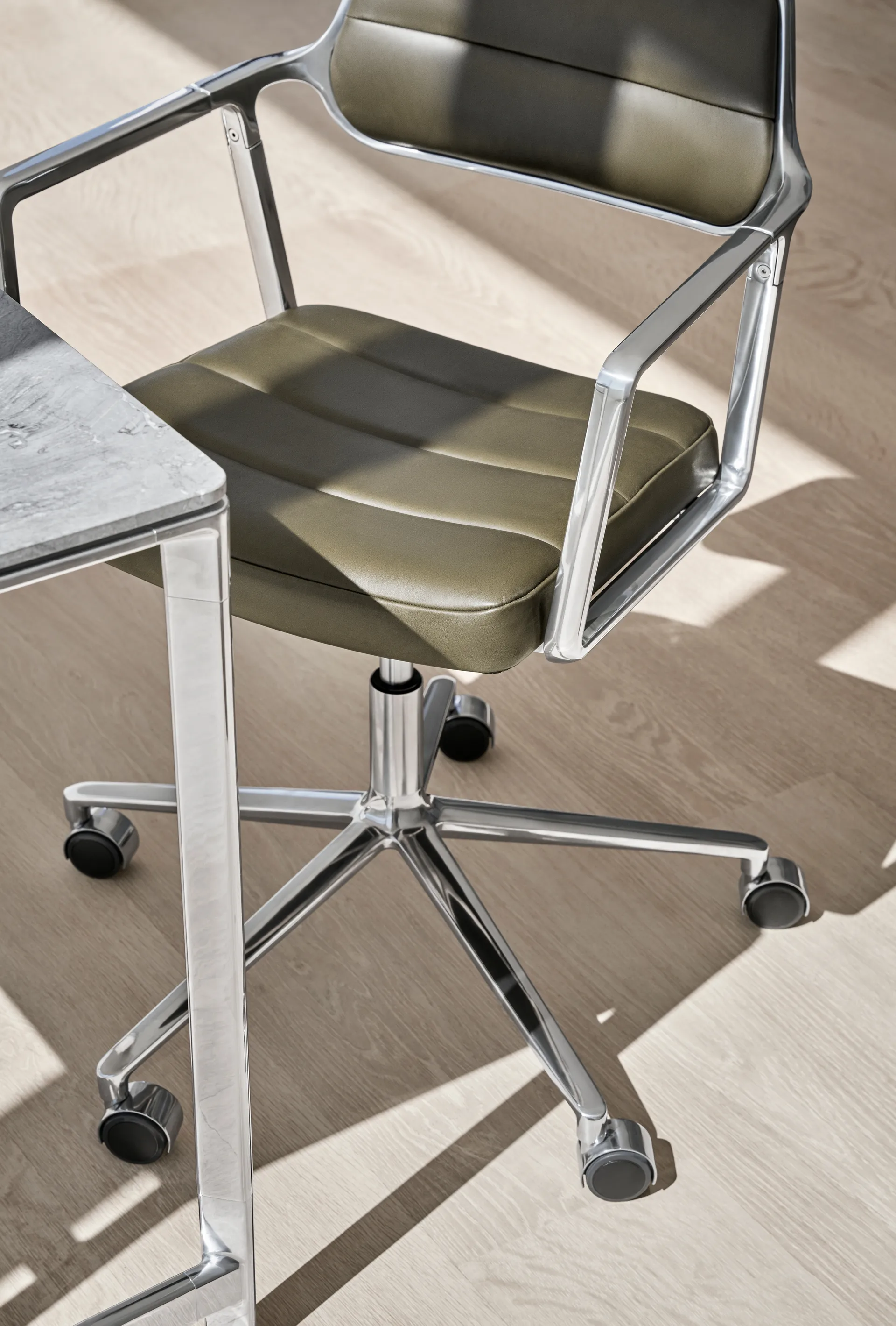 Vipp453+ Swivel kontorsstol med hjul, Pol. aluminium-black leather Vipp