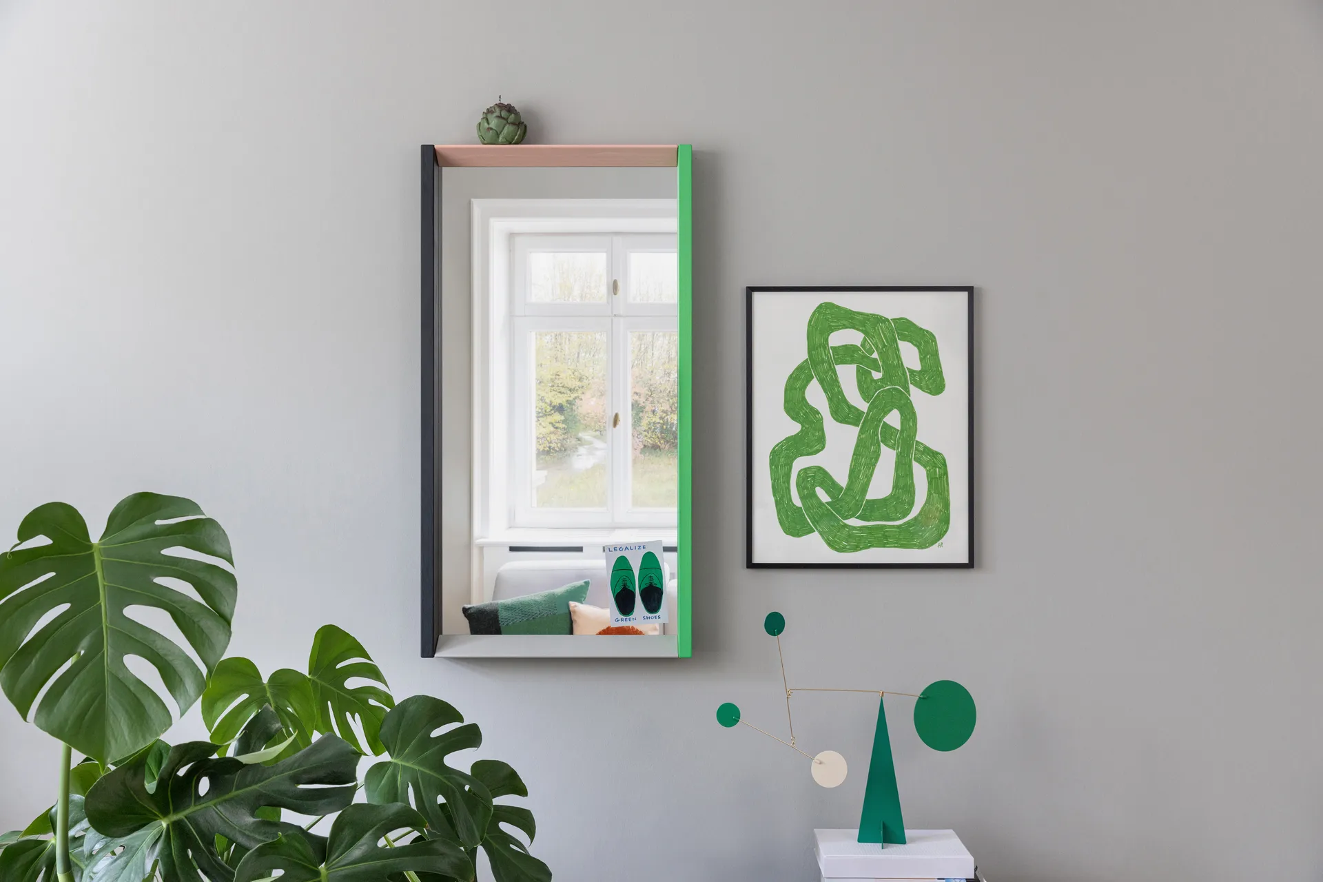 Colour Frame Mirror väggspegel medium, Blue-orange Vitra
