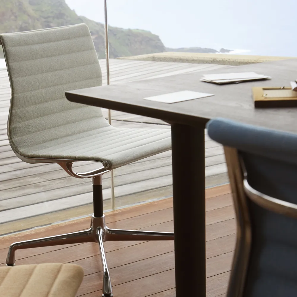 EA 101 stol polerad aluminium, Hopsak 66 nero Vitra