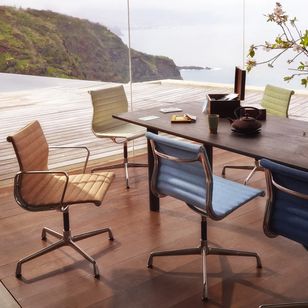 EA 103 karmstol polerad aluminium, Hopsak 66 nero Vitra