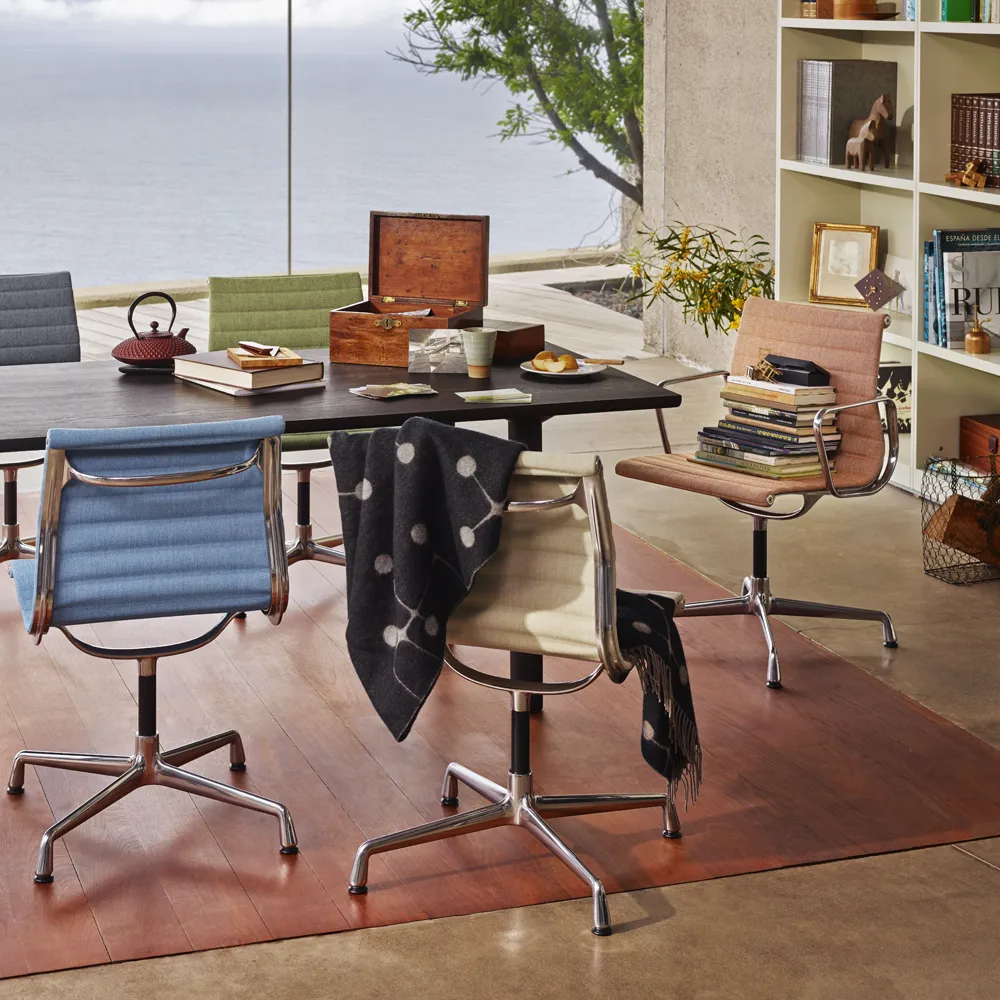 EA 103 karmstol polerad aluminium, Hopsak 66 nero Vitra